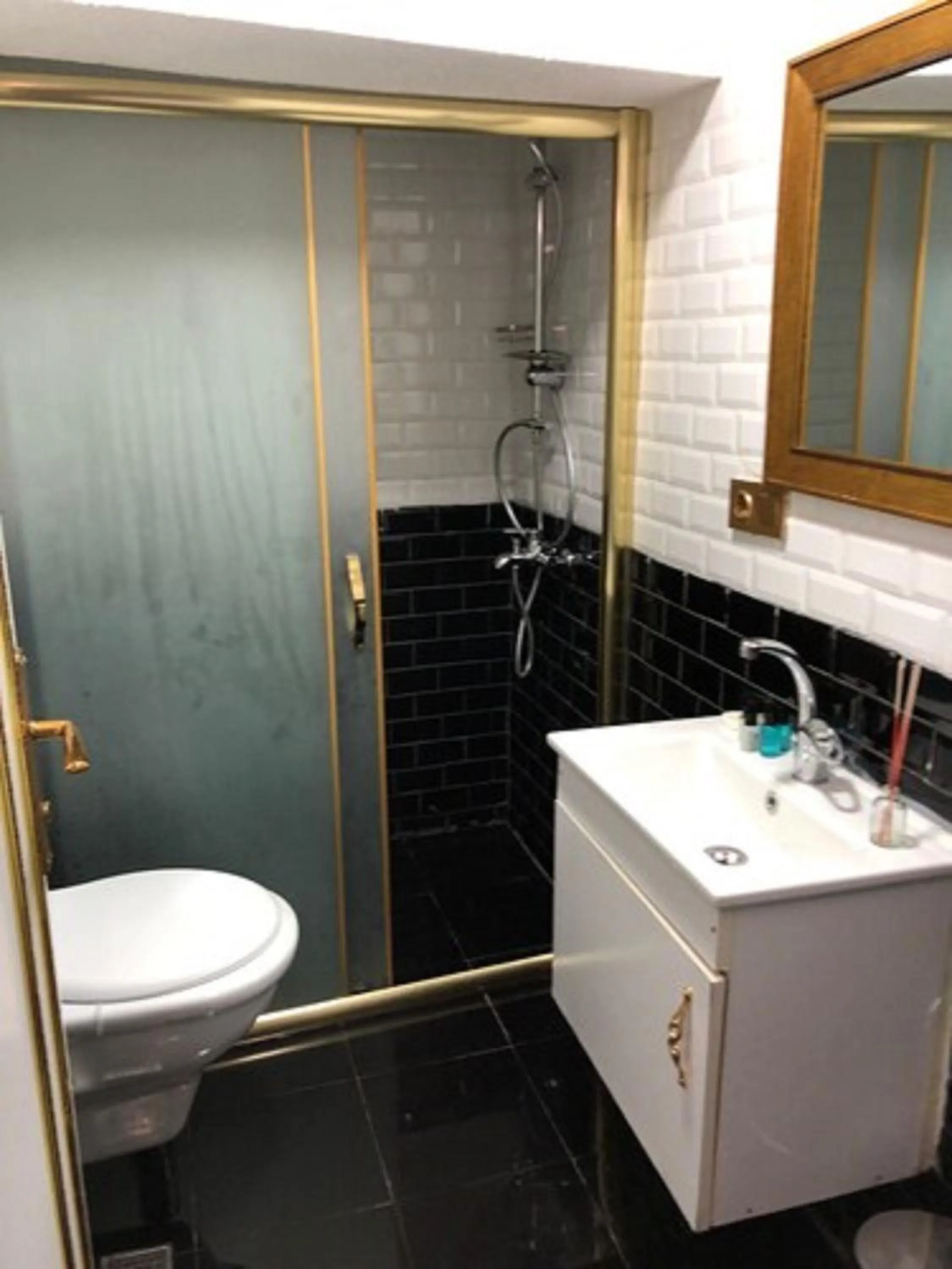 Shower in RHYTHM HOTEL