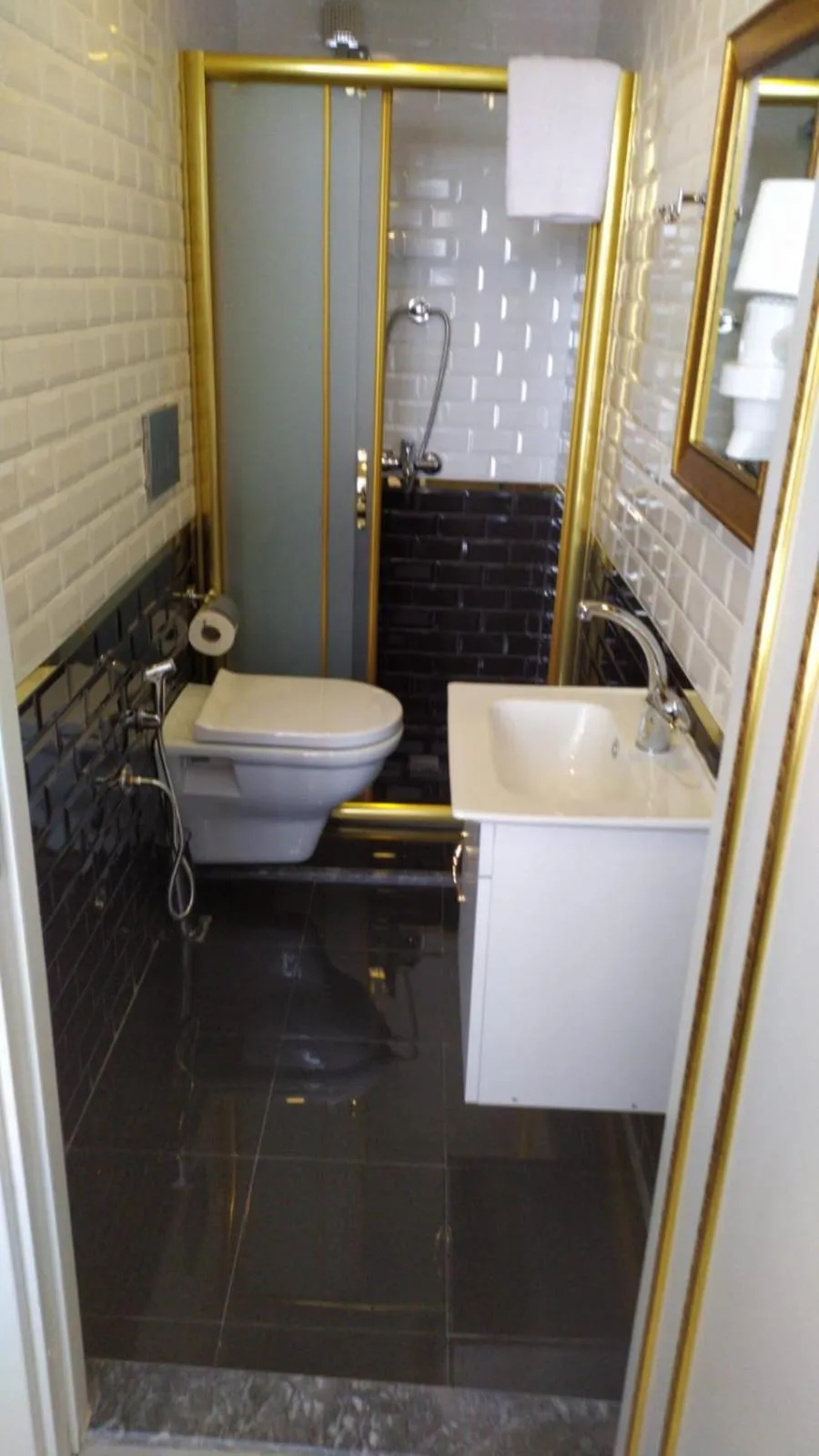 Shower in RHYTHM HOTEL