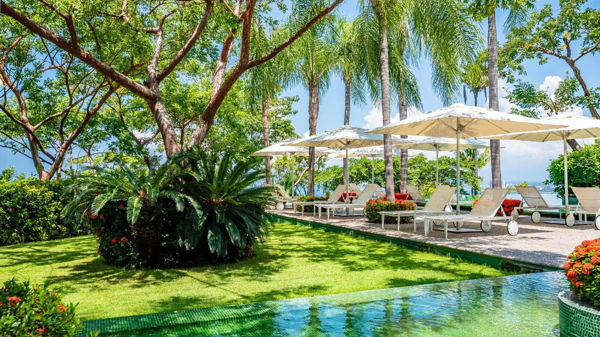 Patio in Avalon - 801 Top Sky Bar Pool 3 BR in Amapas