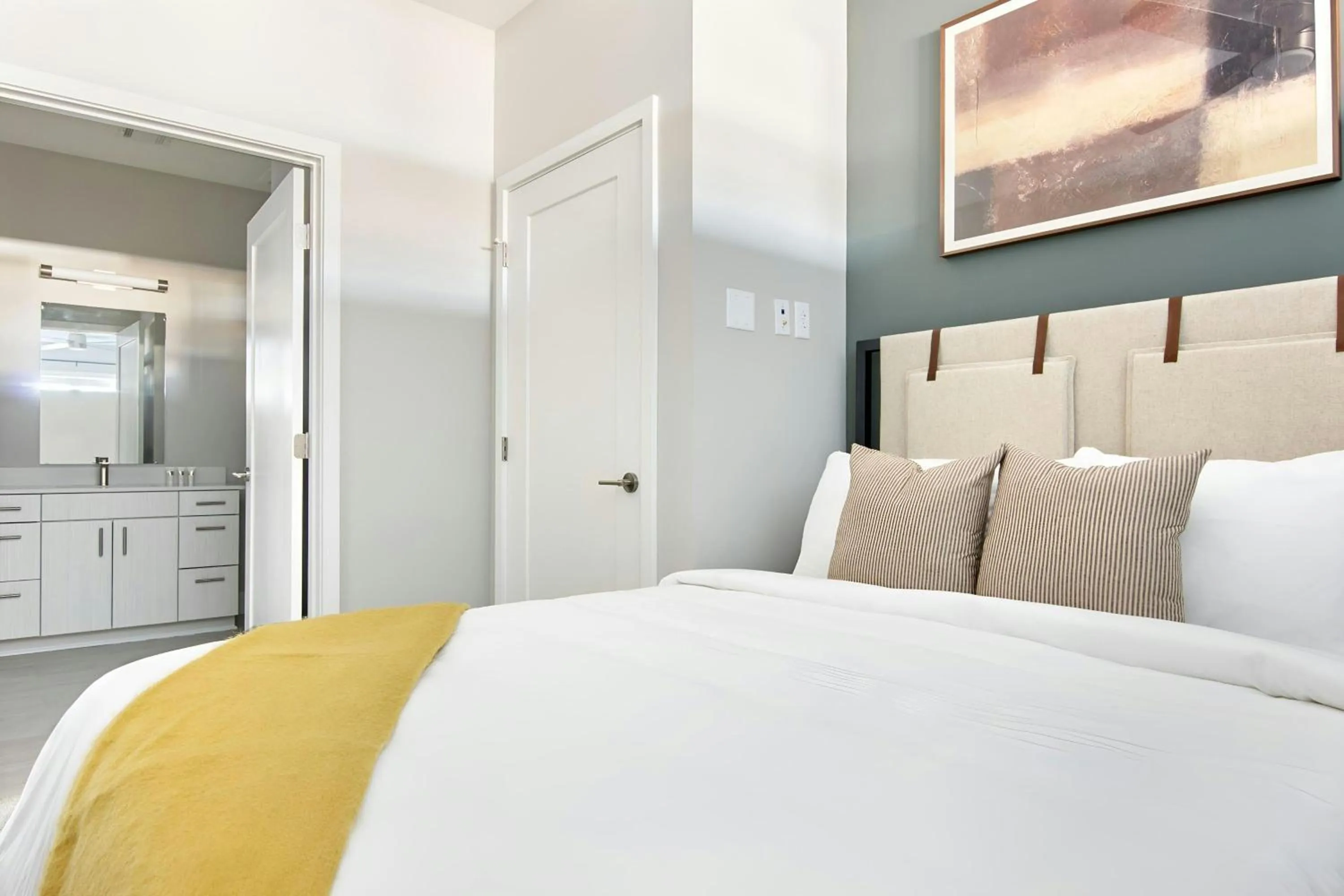 Bedroom, Bed in Sonder by Marriott Bonvoy Belcourt Apartments Hillsboro Village
