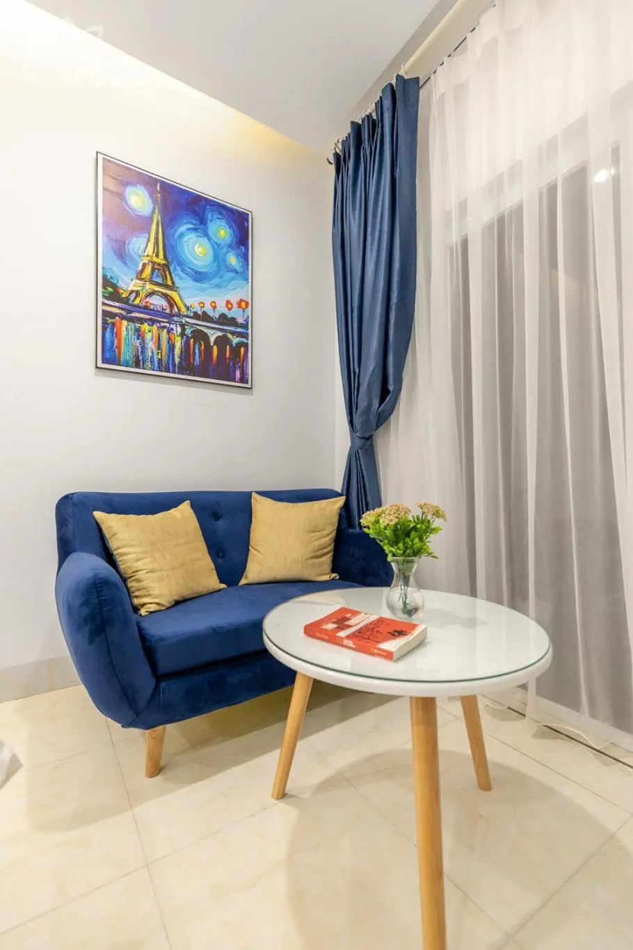 Seating area in The Lakeview - West Lake Lotus Apartments