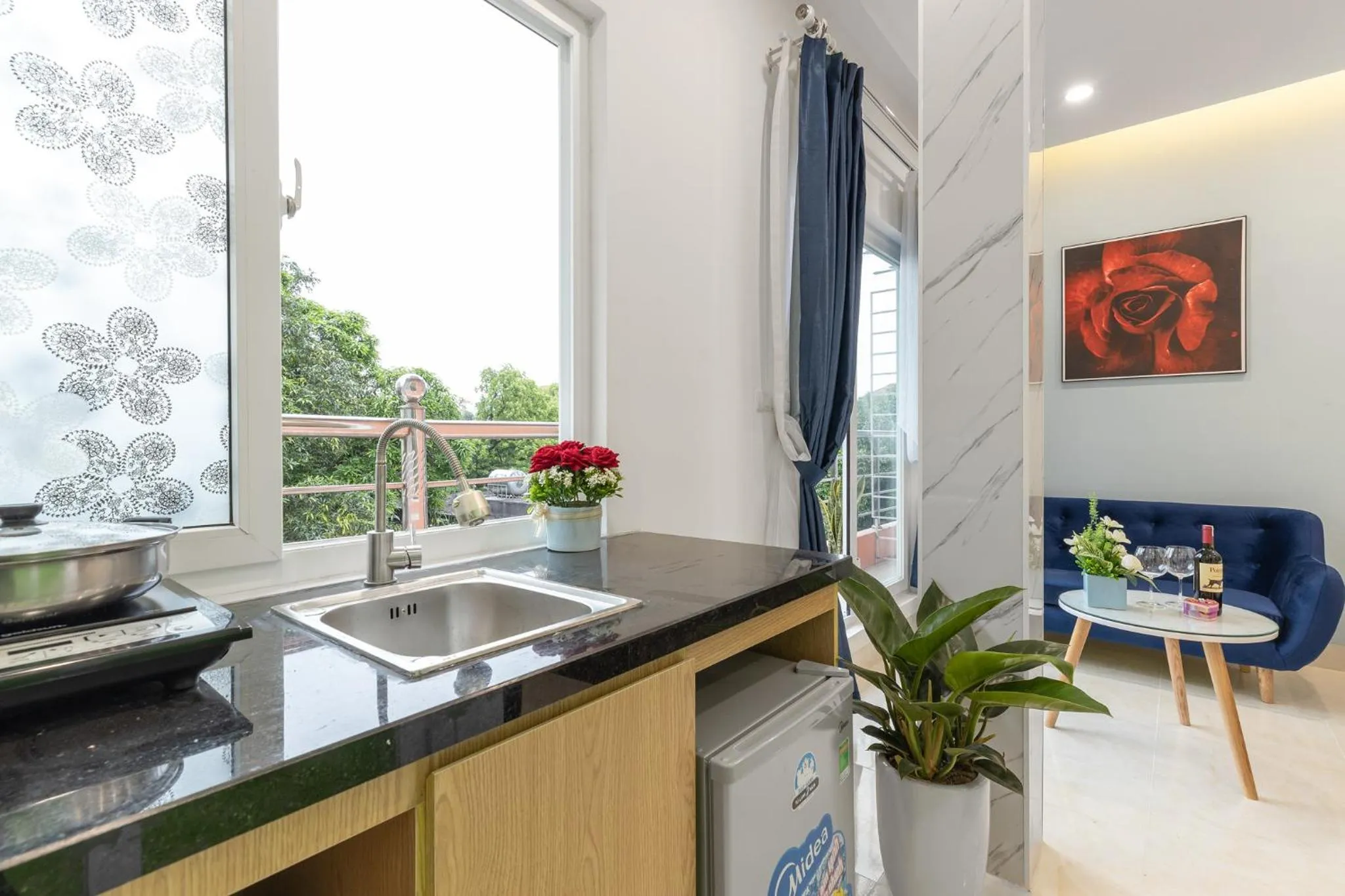 Kitchen or kitchenette in The Lakeview - West Lake Lotus Apartments