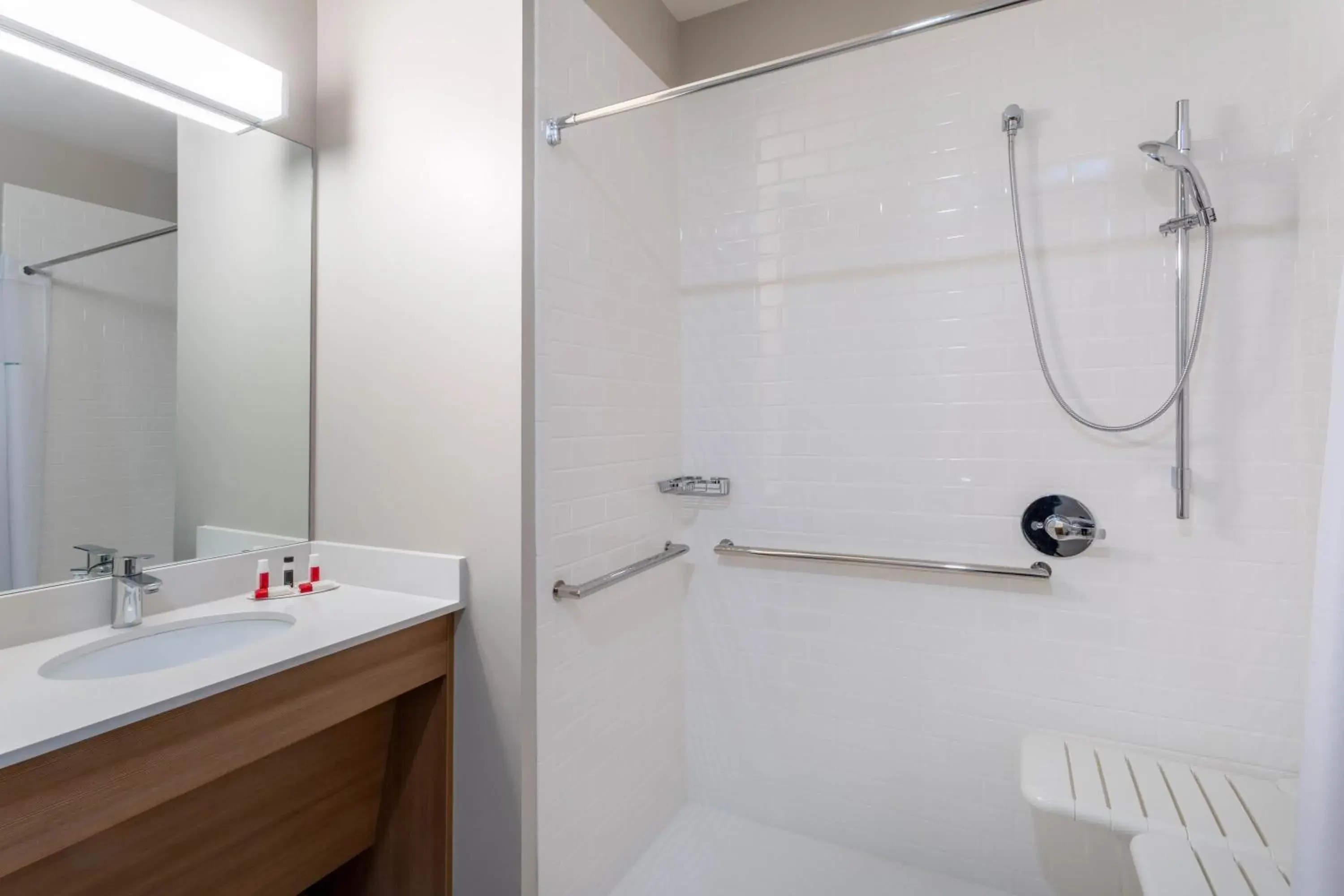 1 Queen Bed, Mobility/Hearing Accessible Room, Bathtub w/ Grab Bars, Non- Smoking in Microtel Inn & Suites by Wyndham Amsterdam NY 1 Queen Bed, Mobility/Hearing Accessible Room, Bathtub w/ Grab Bars, Non- Smoking in Microtel Inn & Suites by Wyndham Amsterdam NY