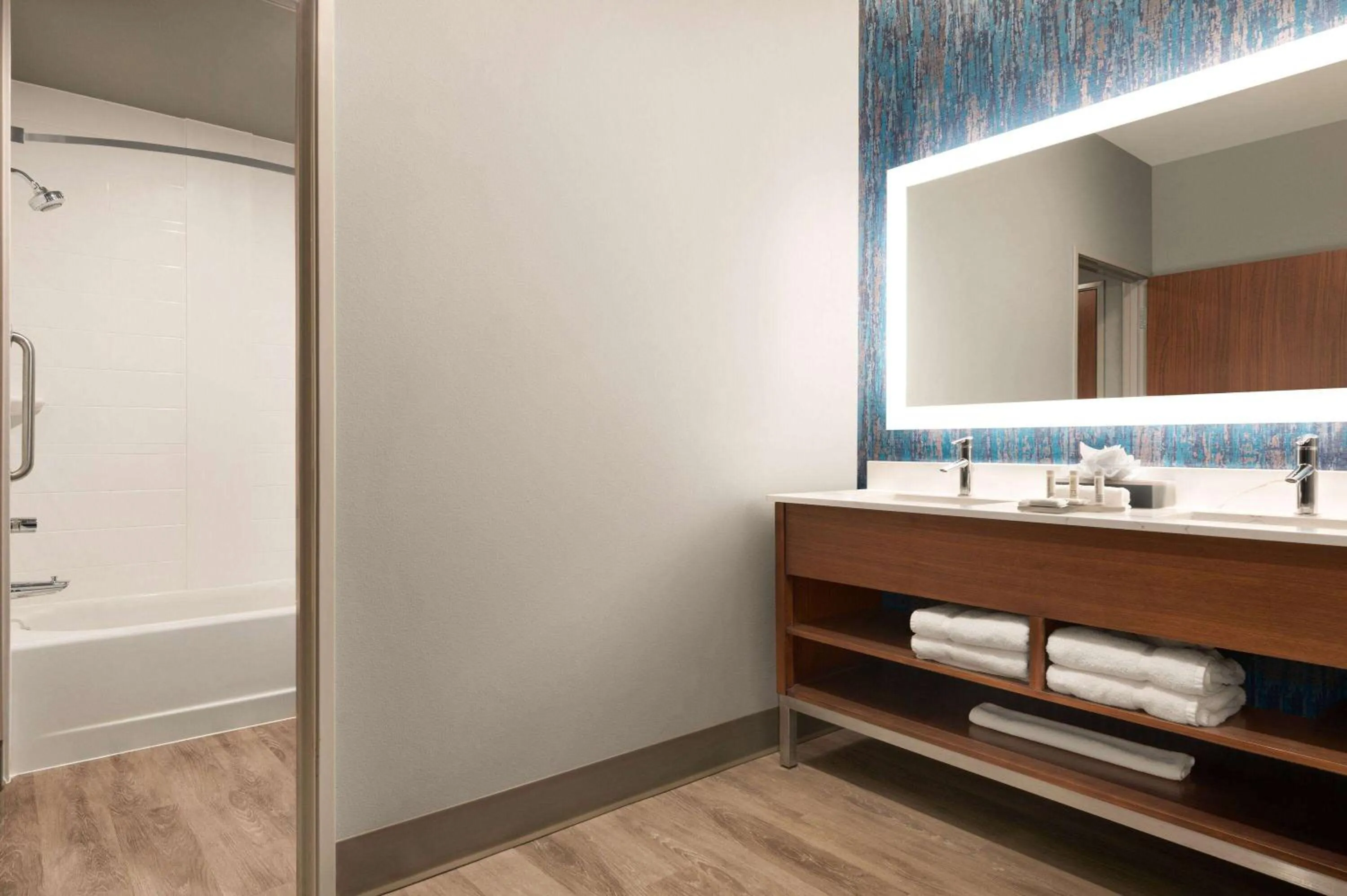 TV and multimedia in La Quinta Inn & Suites by Wyndham Marysville