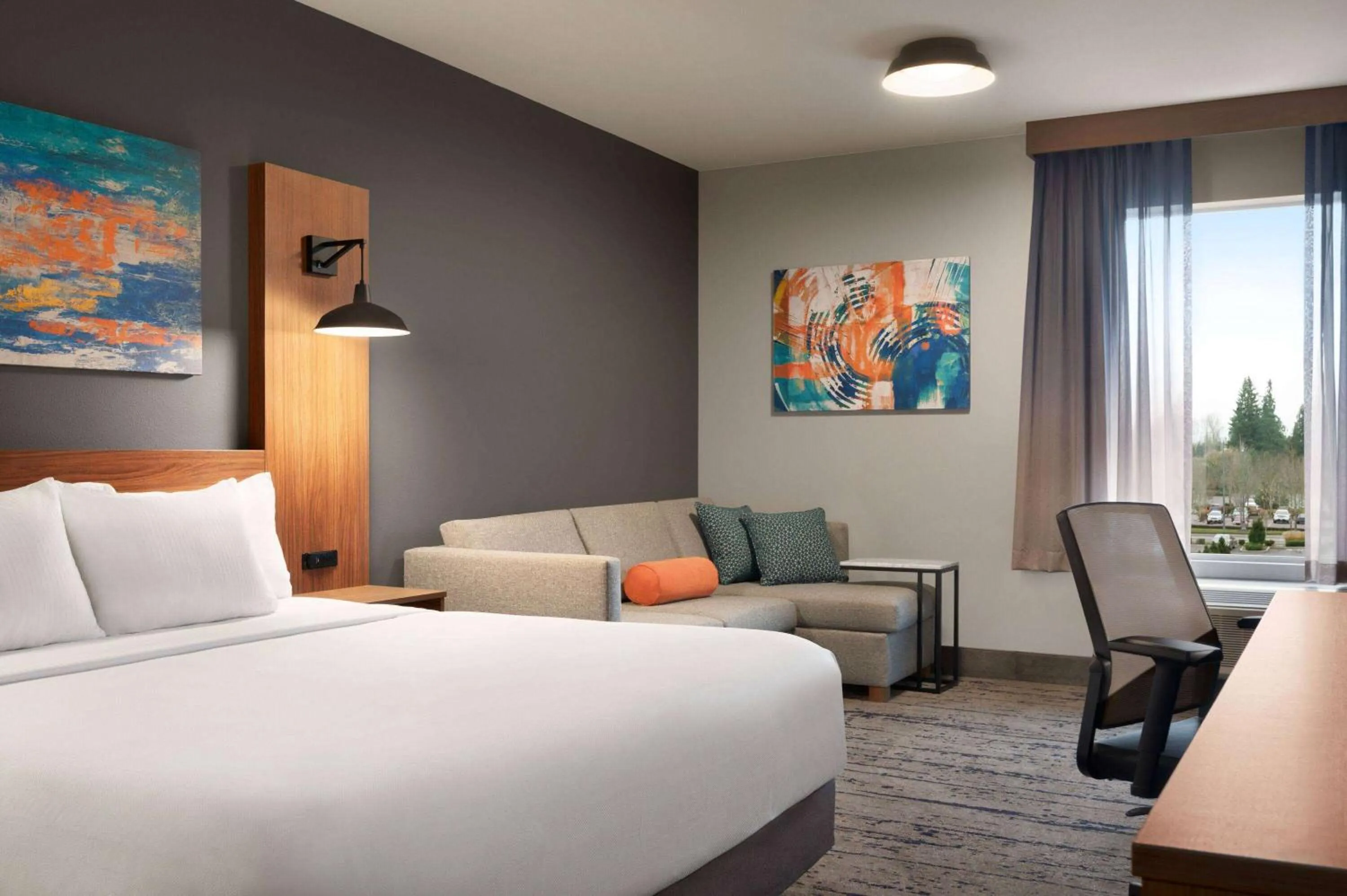 Bed in La Quinta Inn & Suites by Wyndham Marysville