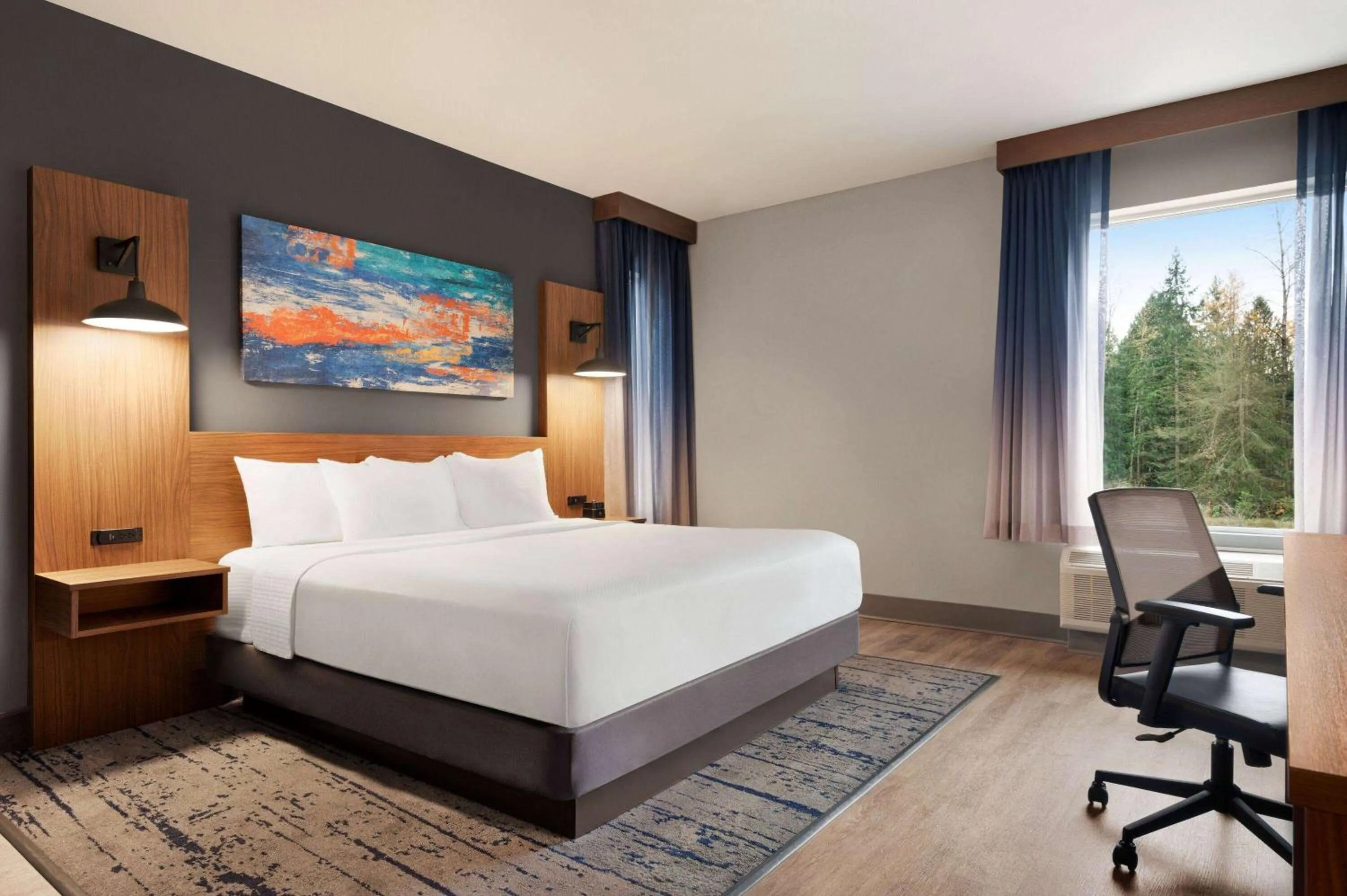 Bed in La Quinta Inn & Suites by Wyndham Marysville