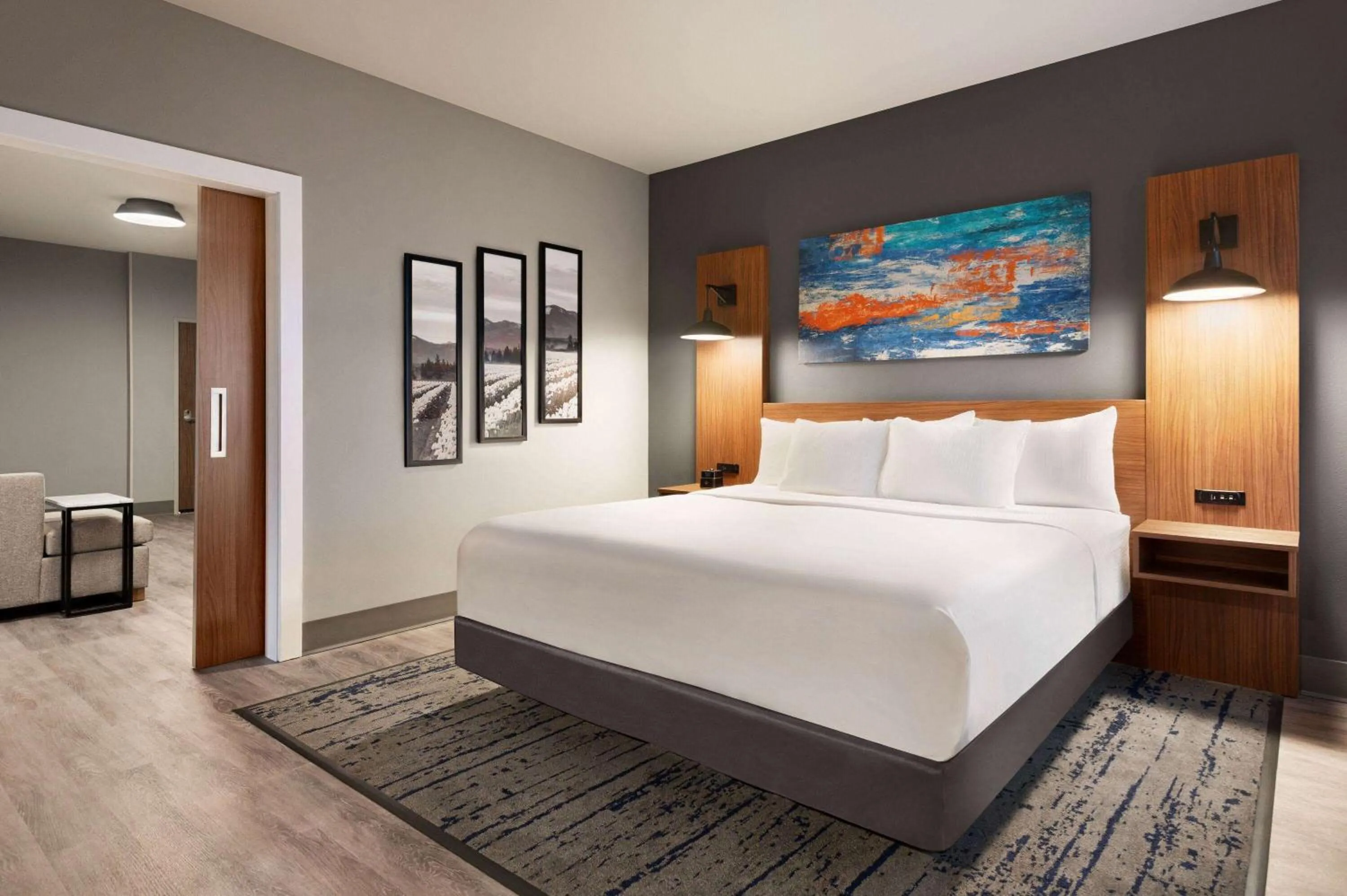 Bed in La Quinta Inn & Suites by Wyndham Marysville
