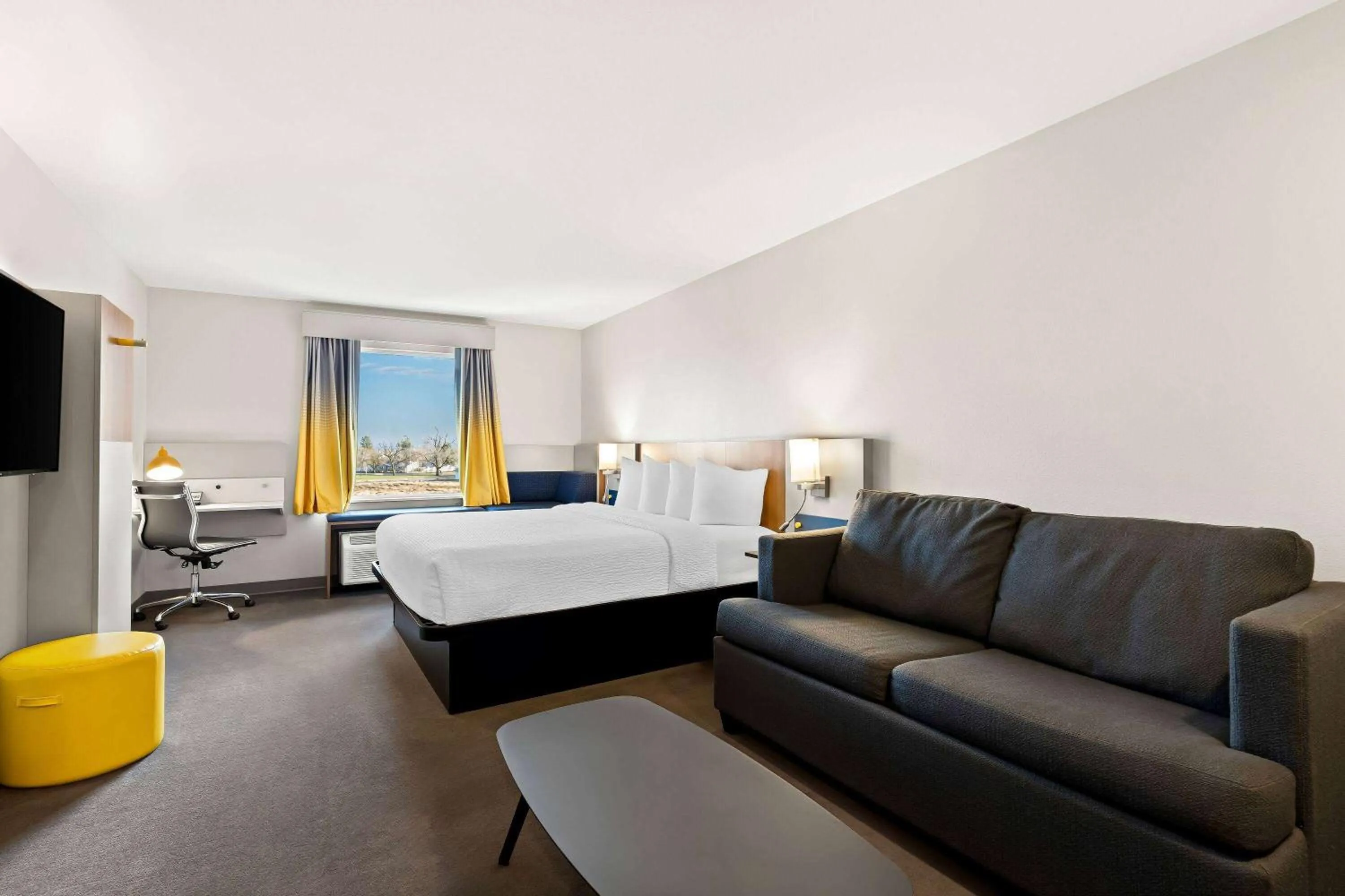 Photo of the whole room, Bed in Holiday Inn Express & Suites George - Quincy South by IHG