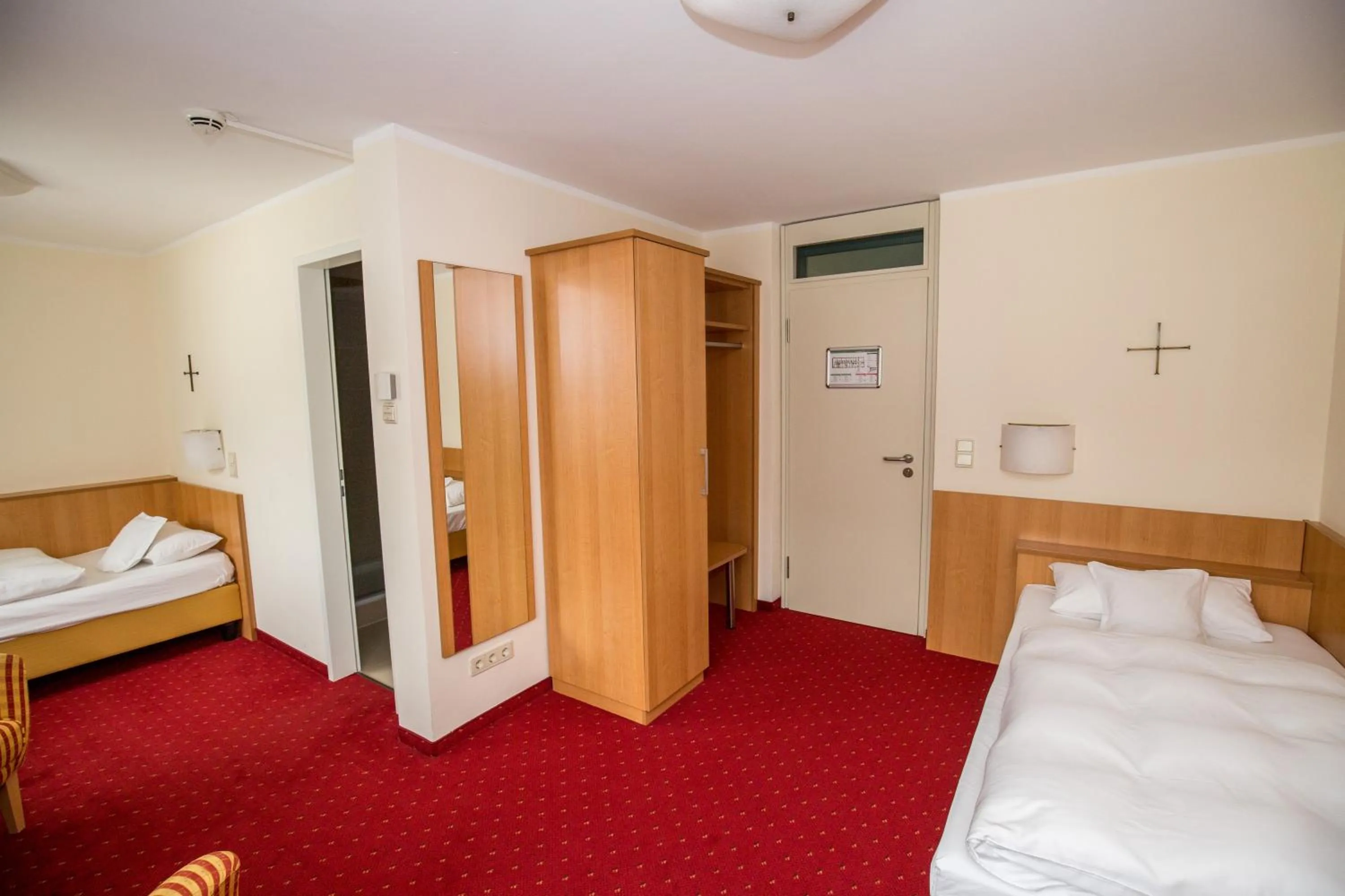 Photo of the whole room, Bed in Gästehaus der Katholischen Akademie in Bayern