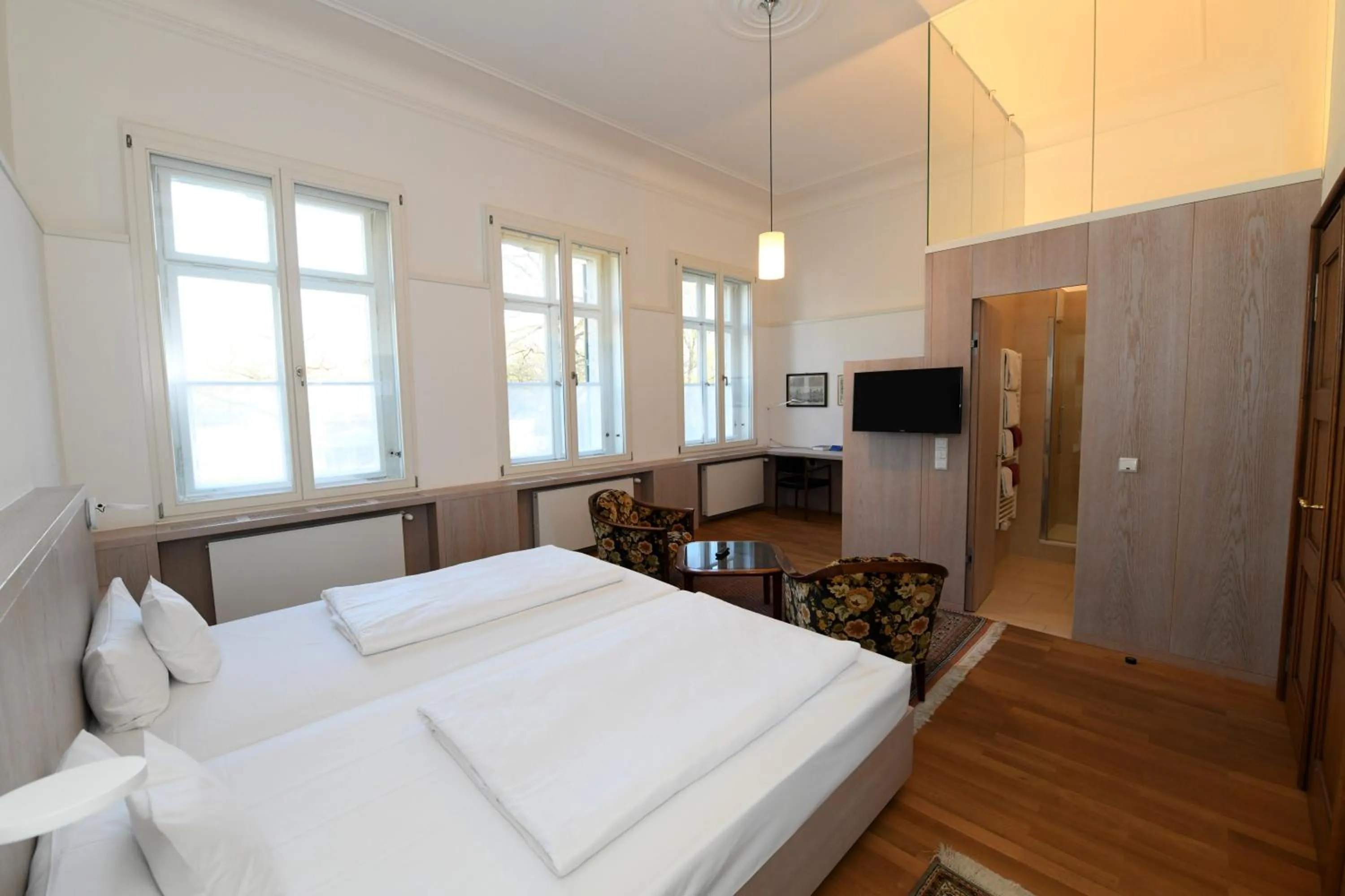 Bed in Gästehaus der Katholischen Akademie in Bayern