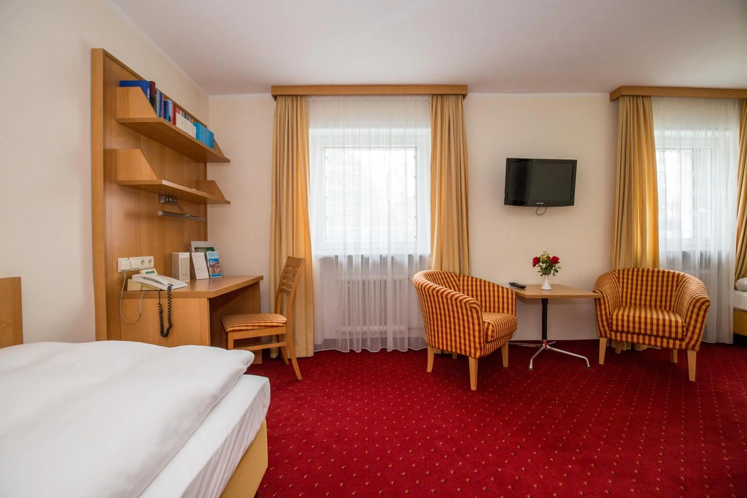 TV and multimedia, Bed in Gästehaus der Katholischen Akademie in Bayern