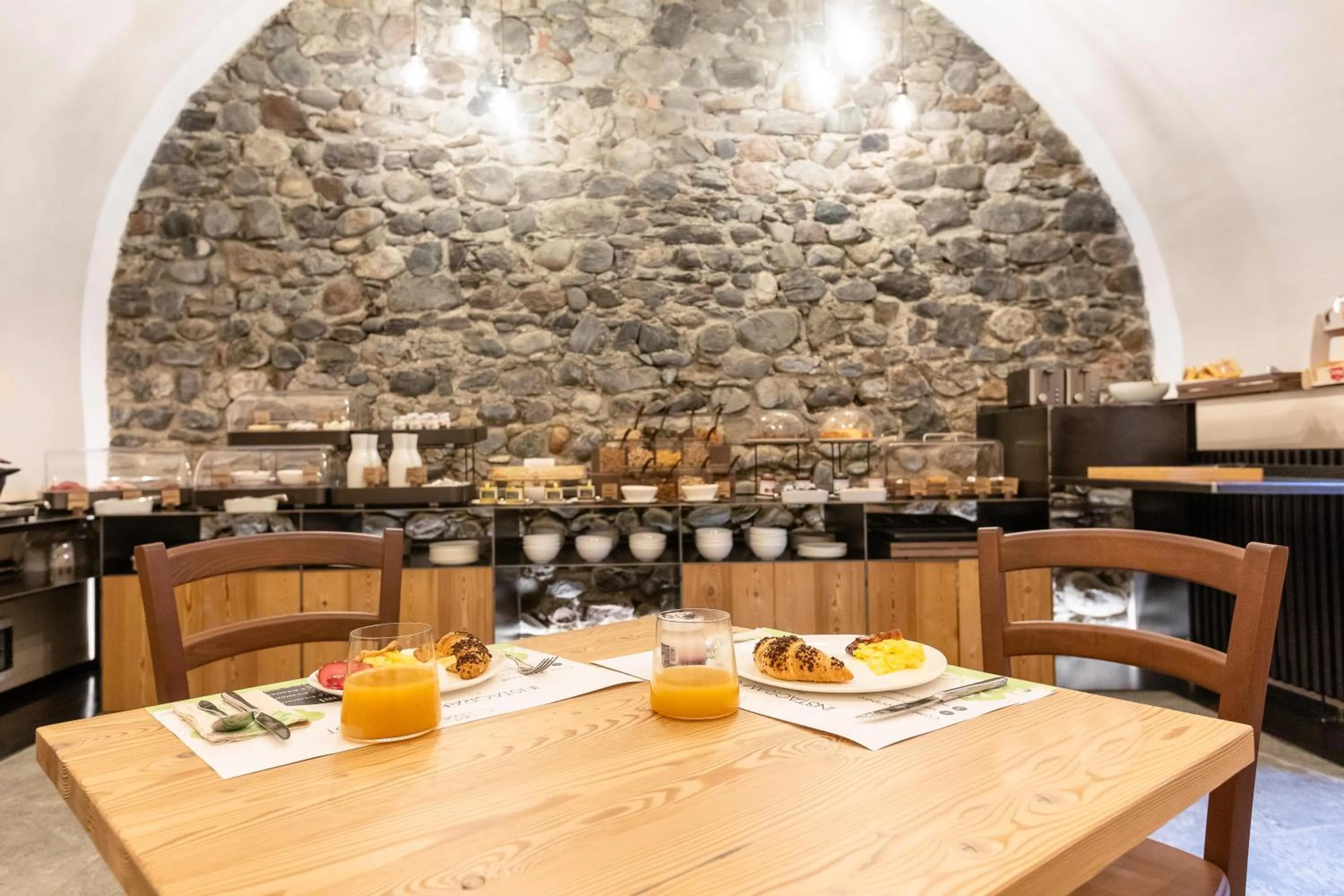 Buffet breakfast in Curt di Clement Eco Mobility Hotel