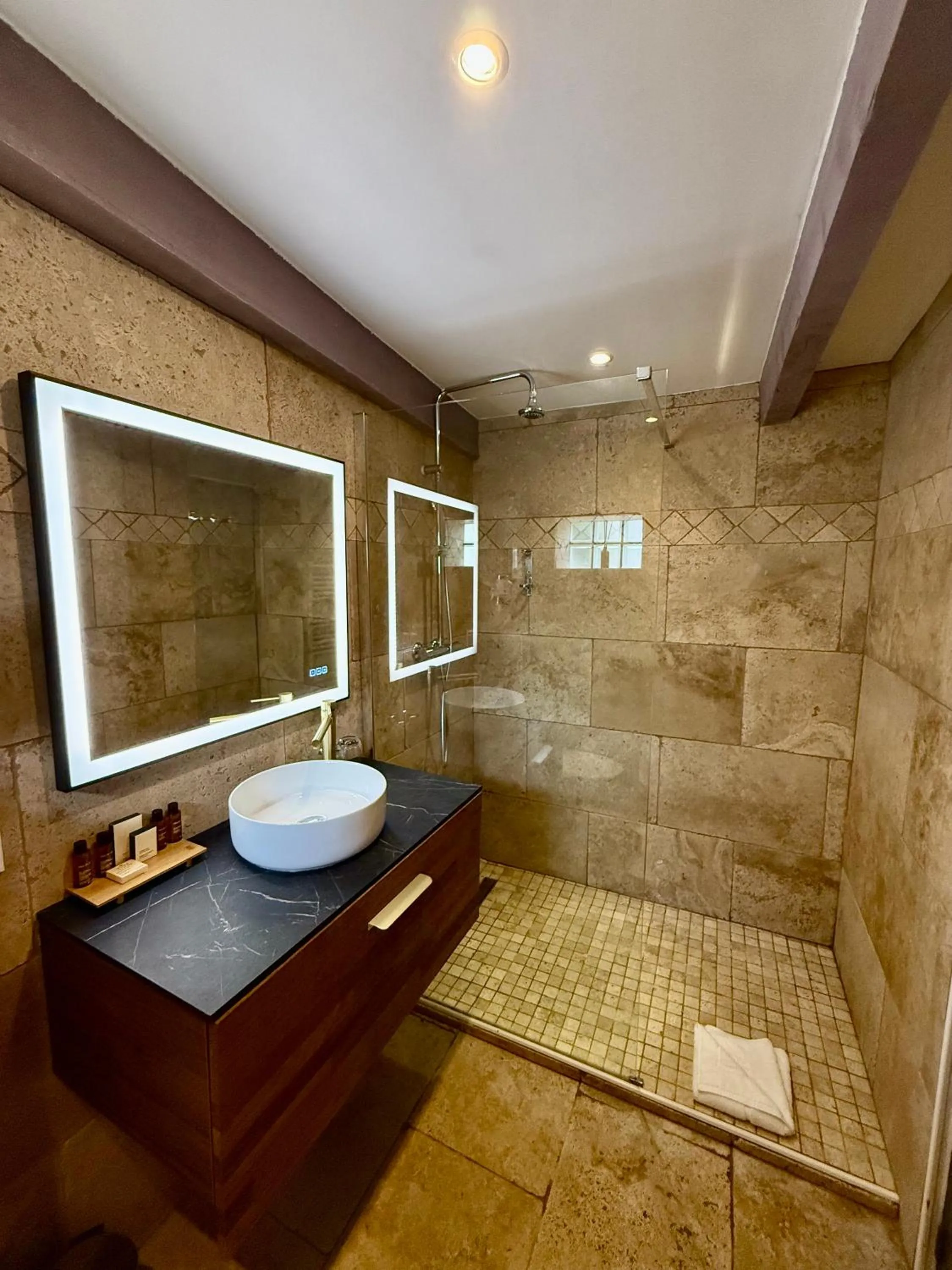 Shower in La Villa Dune, Hôtel & Spa