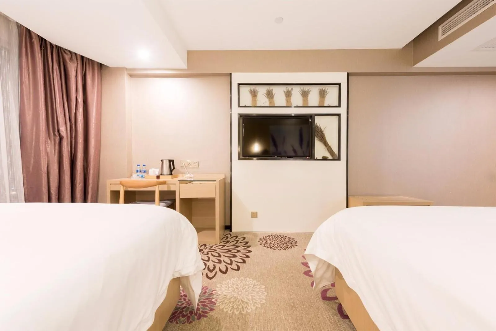 Bed in Lavande Hotel HeYuan Wanlong City