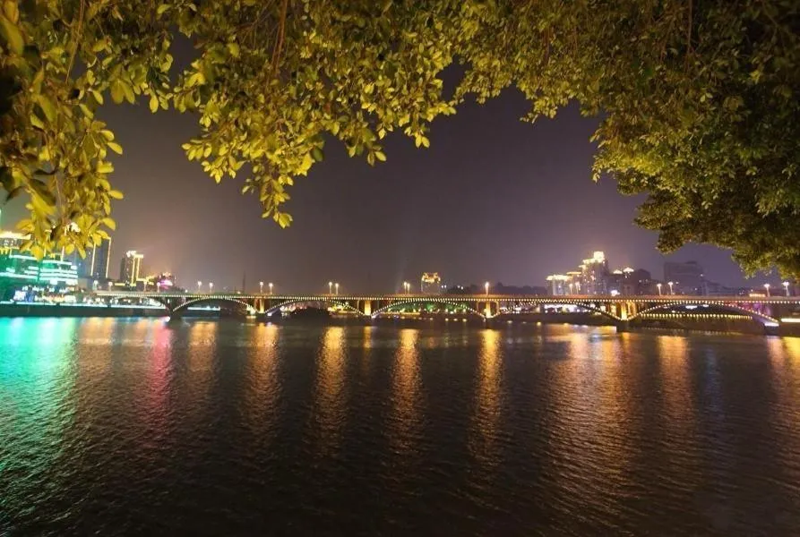 Lavande Hotel Neijiang High-speed Railway Station Peace Plaza