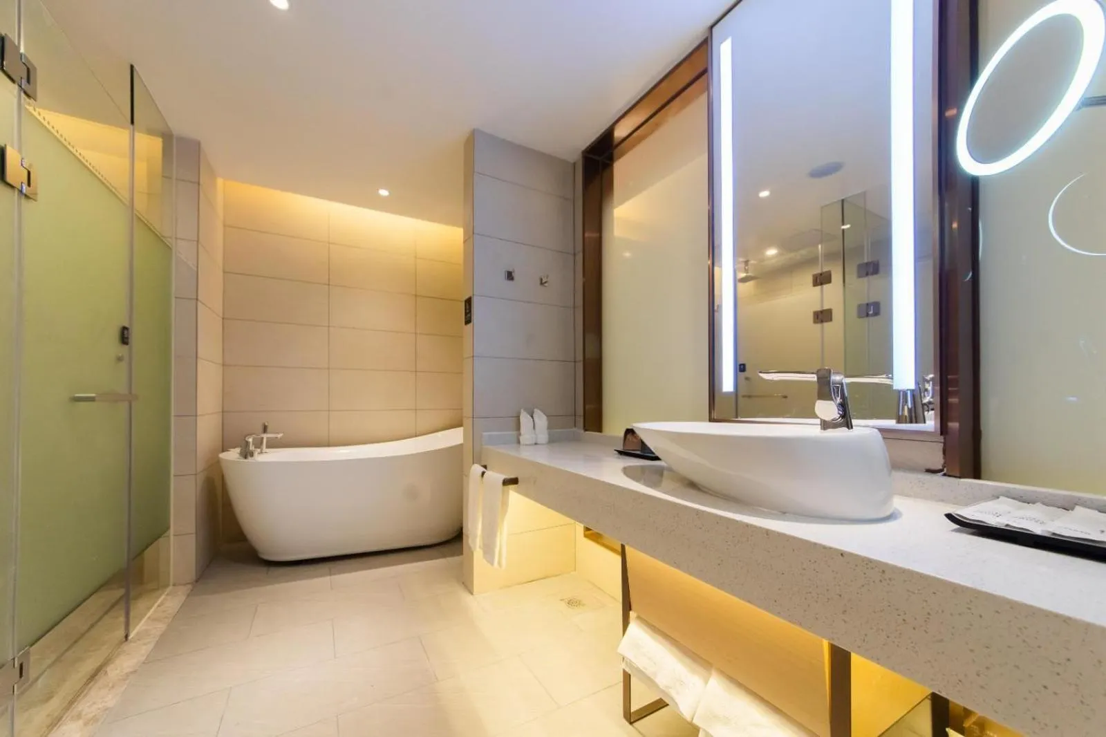 Lavande Hotel Heyuan Longchuan