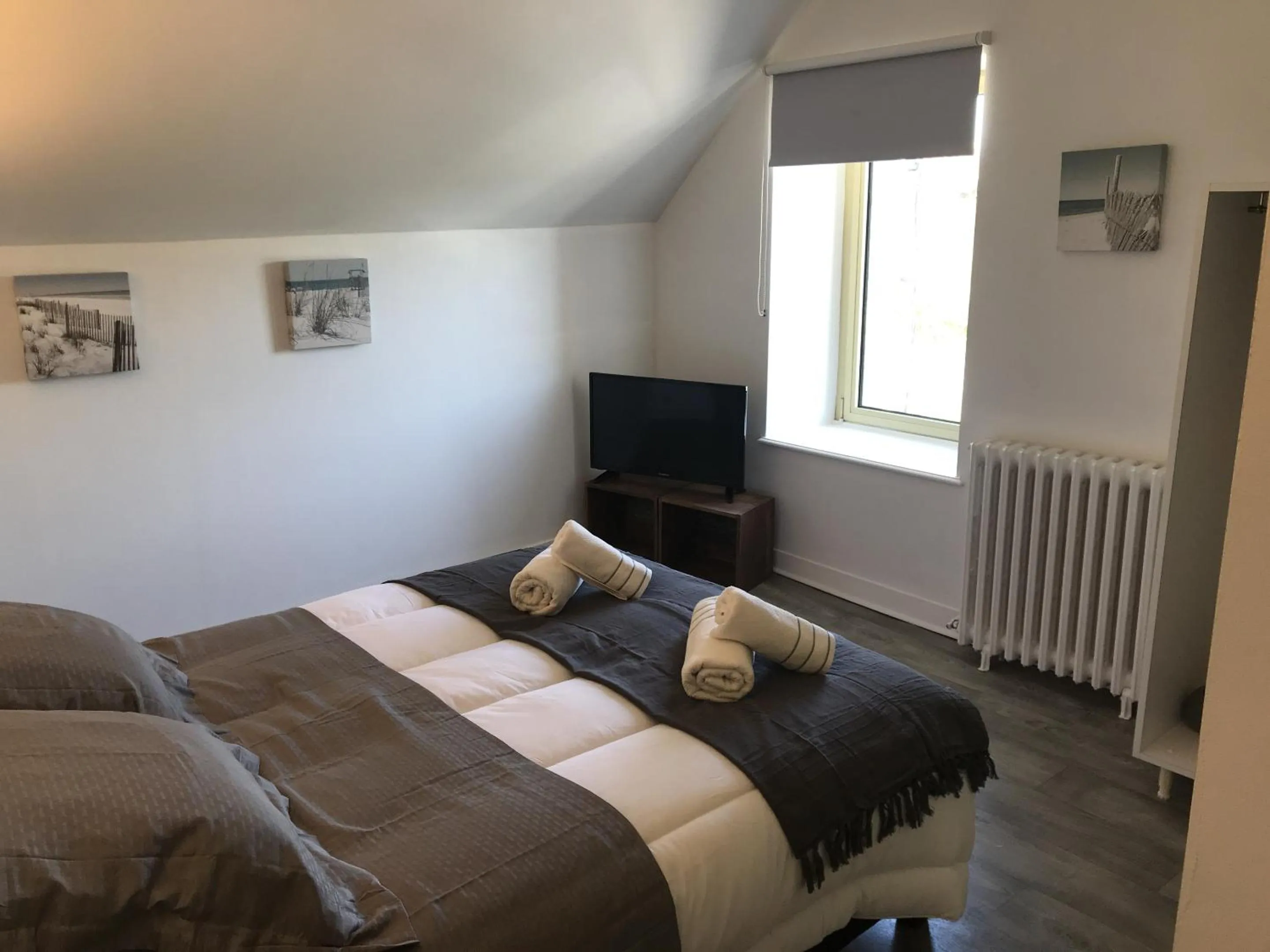 Bedroom, Bed in TREAS GLAZ