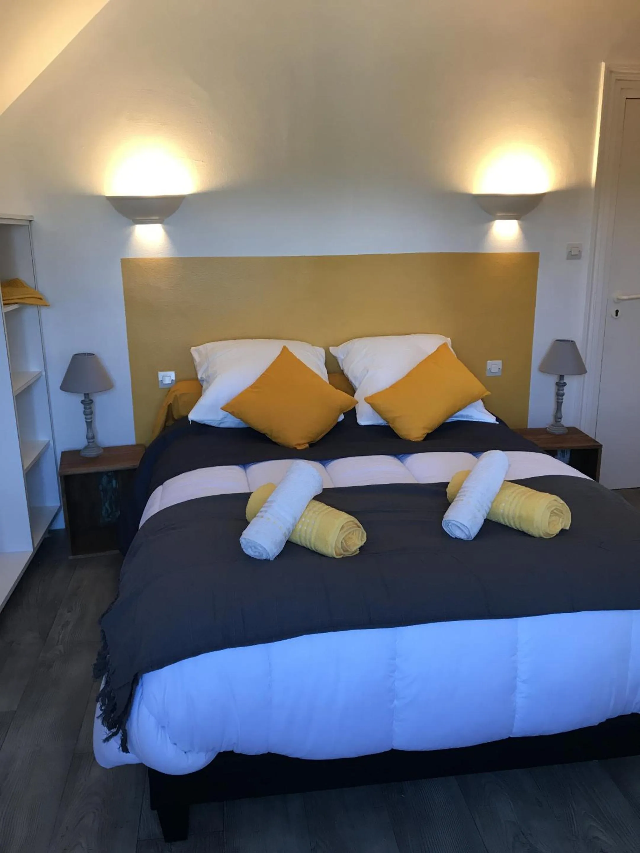 Bedroom, Bed in TREAS GLAZ