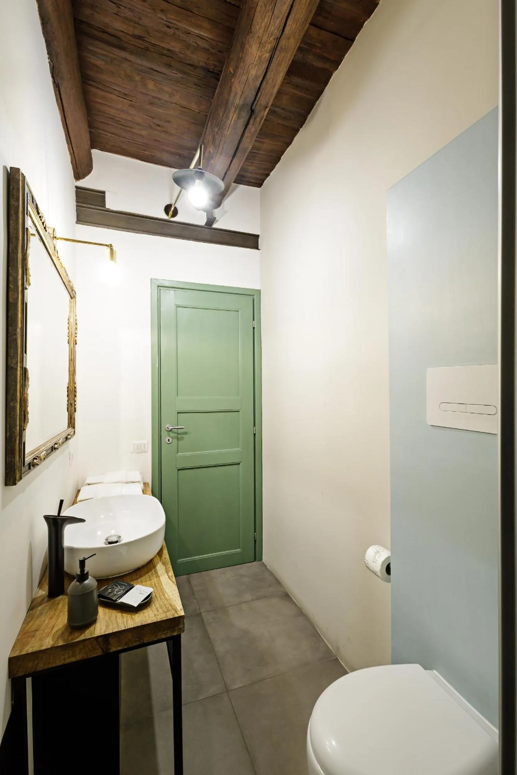 Toilet in Palà Suites