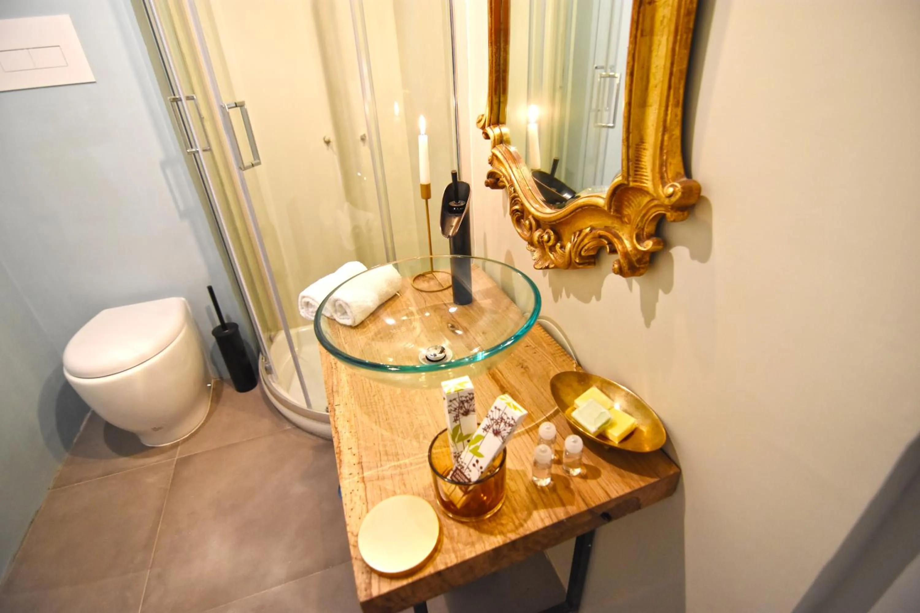 Toilet in Palà Suites