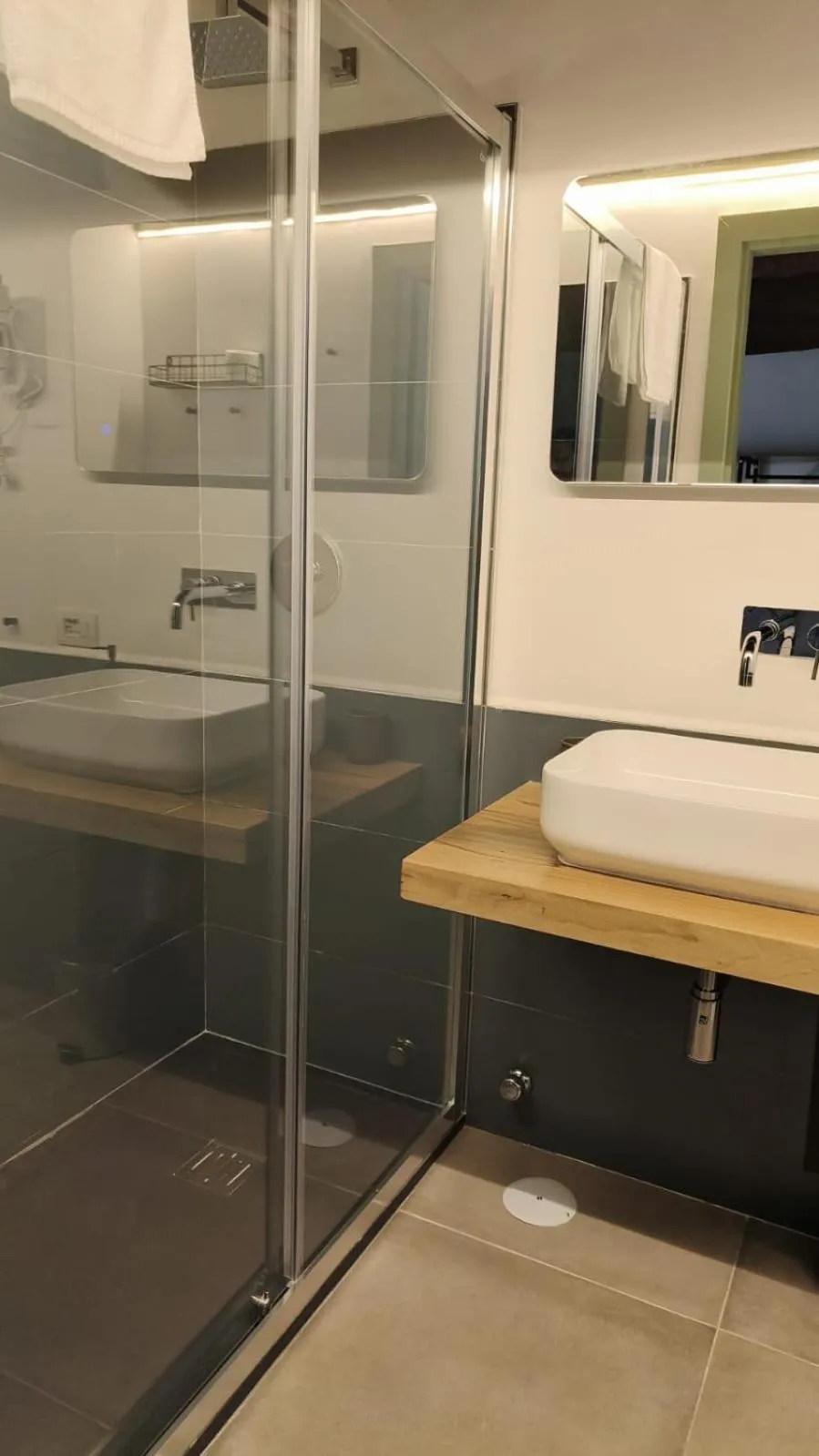 Shower in Palà Suites