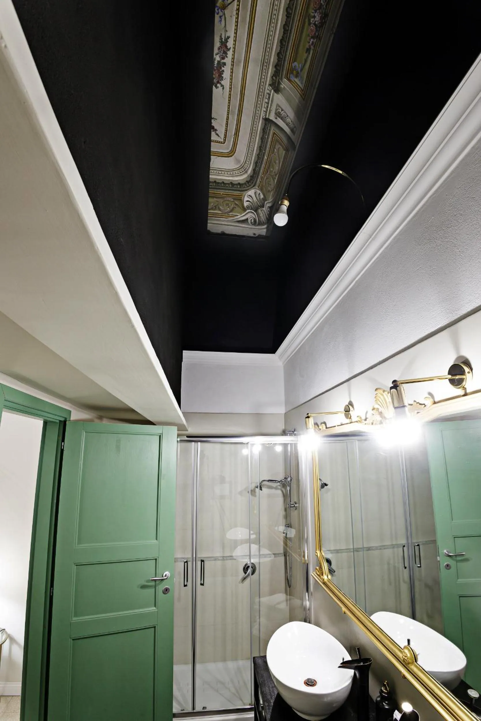 Shower in Palà Suites