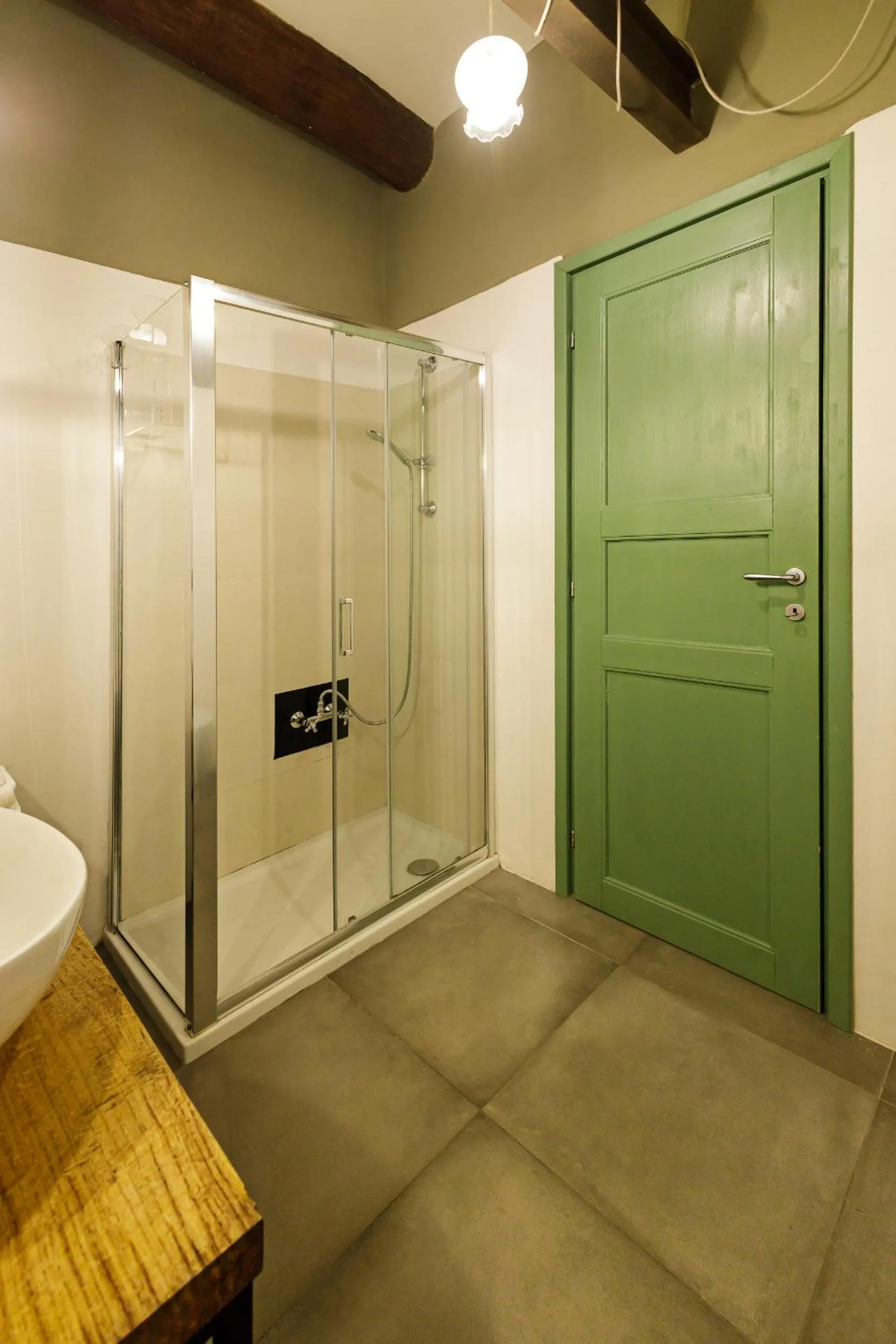 Shower in Palà Suites