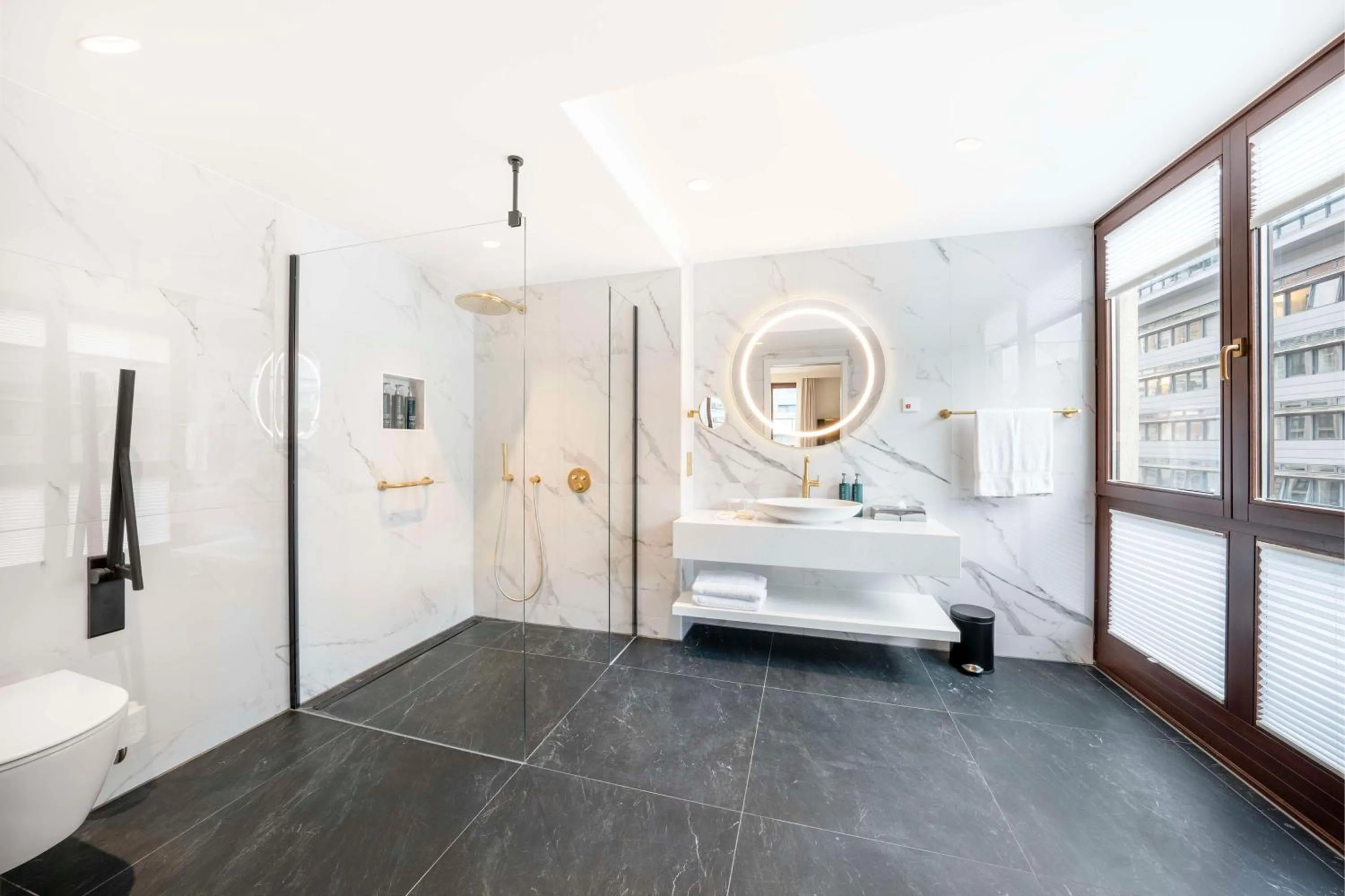 Bathroom, Bed in Hilton Berlin