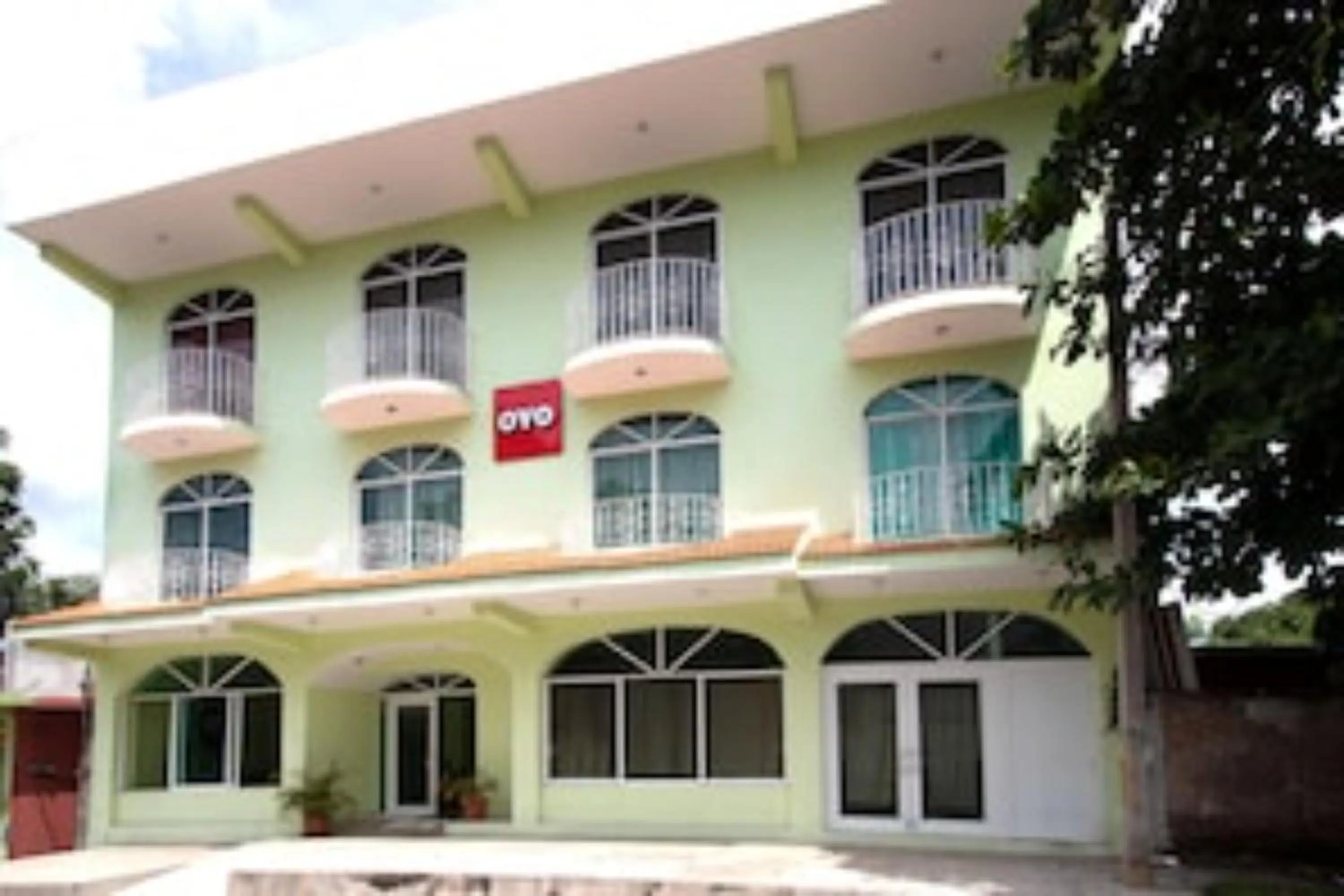 Facade/entrance in OYO Hotel Estacion,José Cardel,Parque Central Revolución