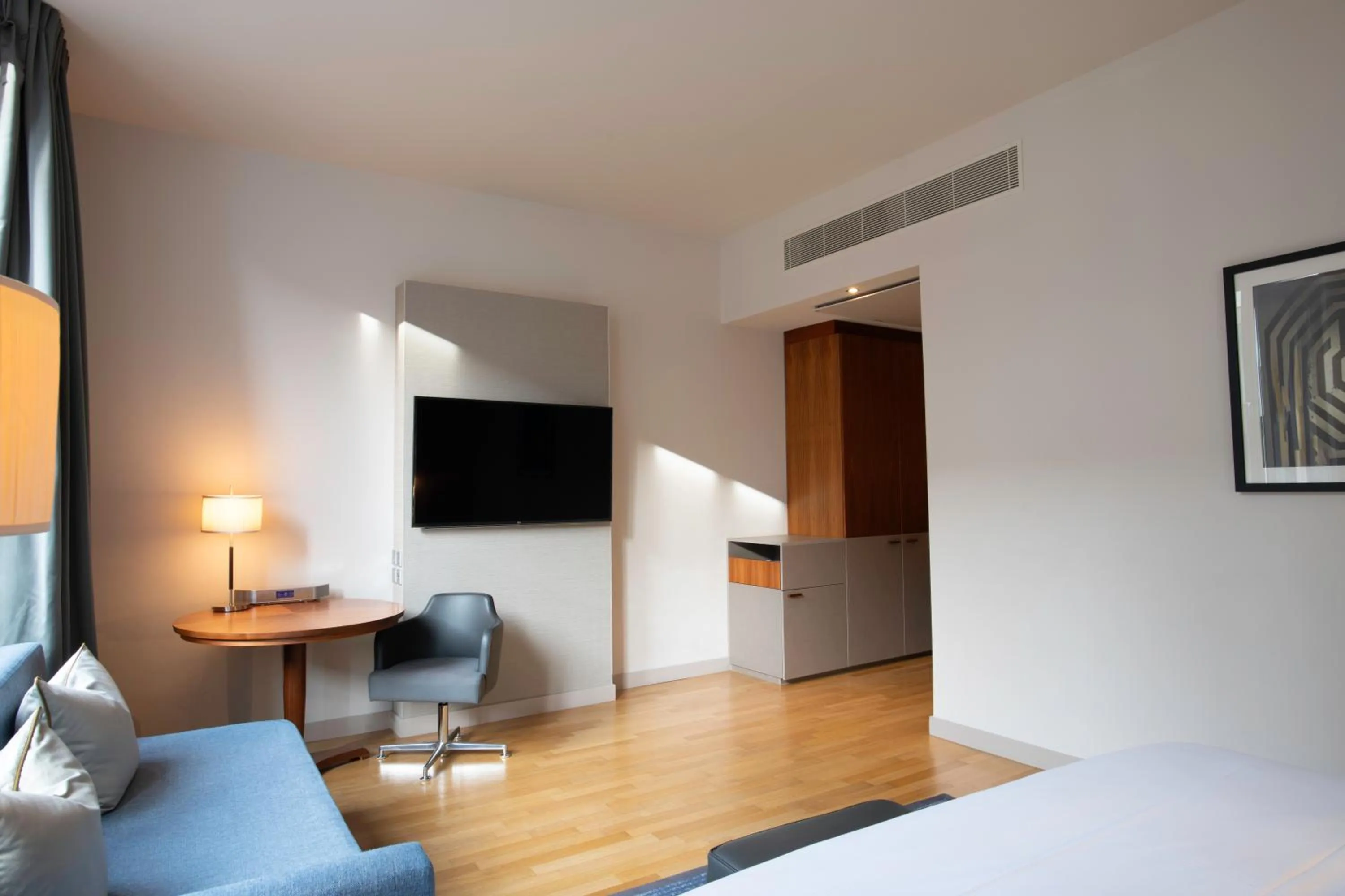 Photo of the whole room, Bed in Hilton Cologne