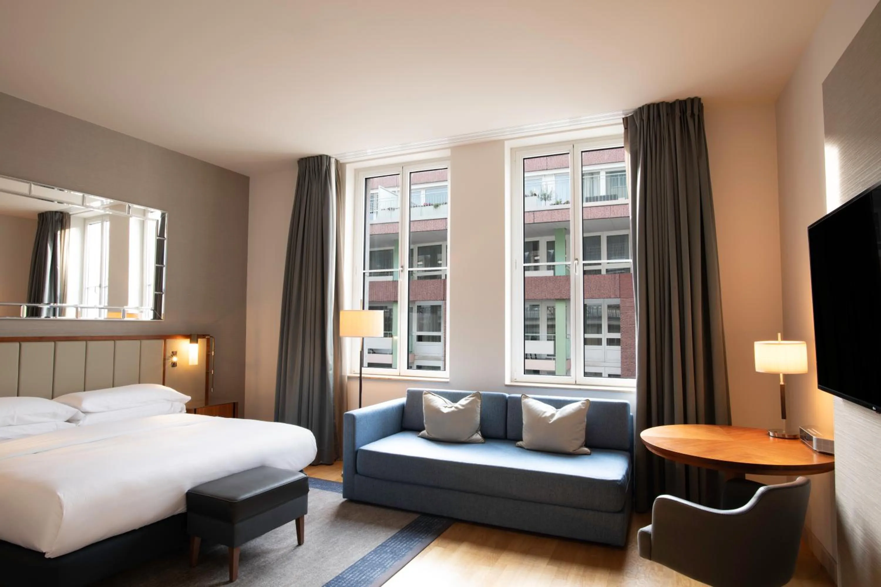 Photo of the whole room, Bed in Hilton Cologne