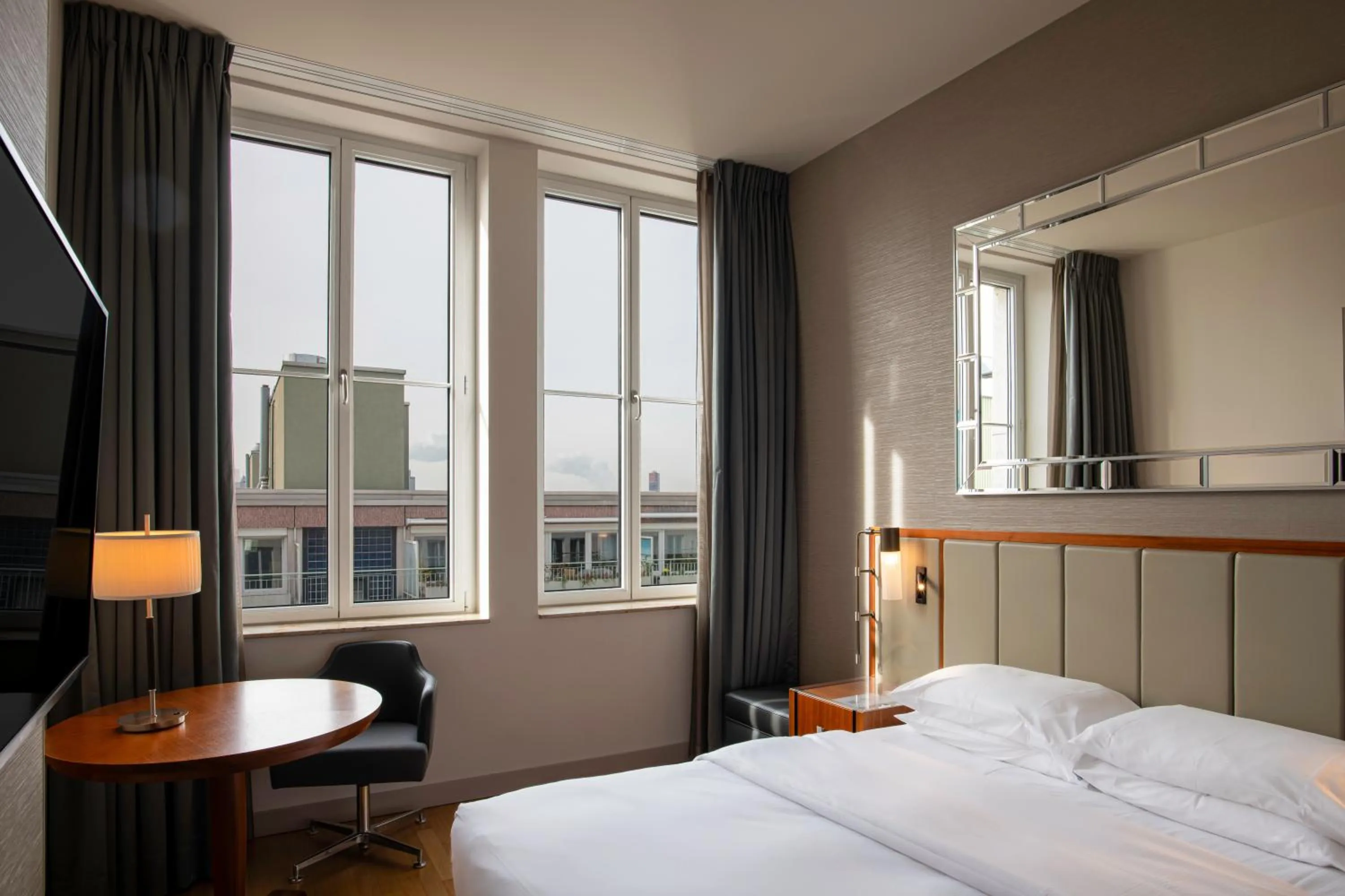 Photo of the whole room, Bed in Hilton Cologne