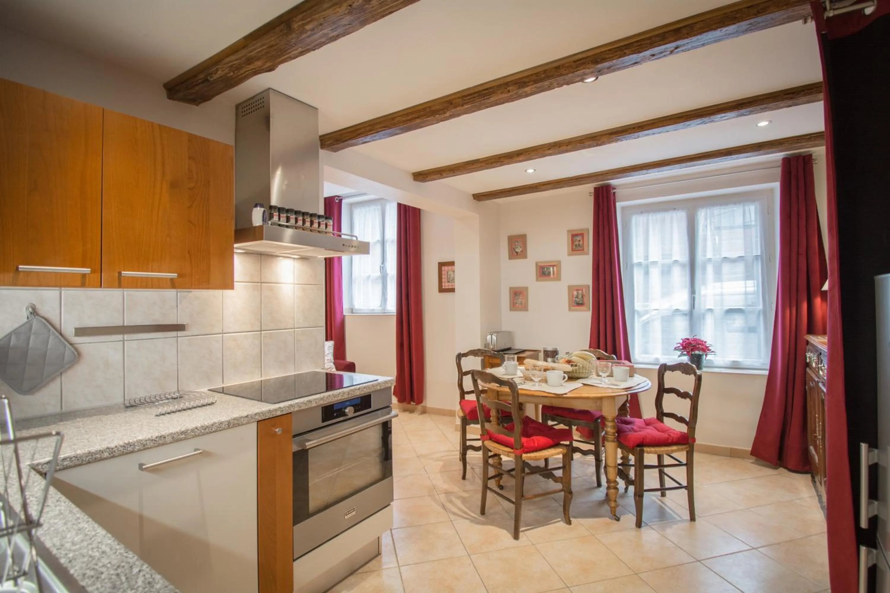 Kitchen or kitchenette in Gite **** des Bains