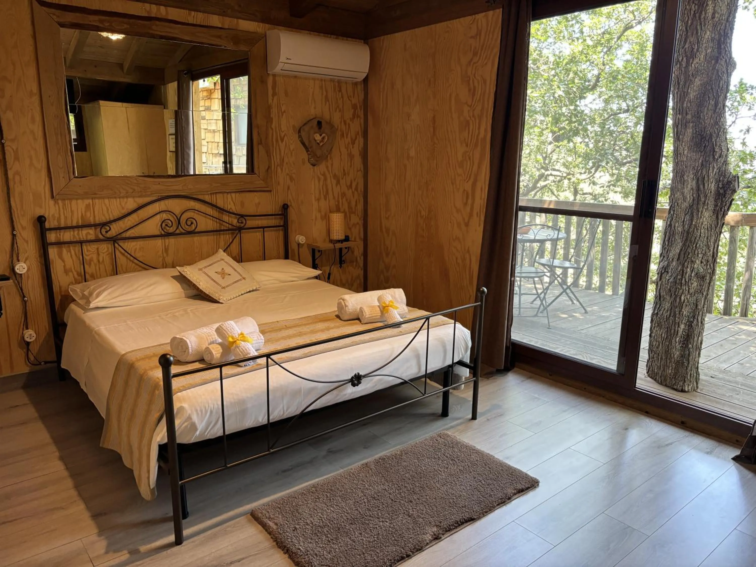 Bed in B & B Le Casette sull'albero di Villa Alba