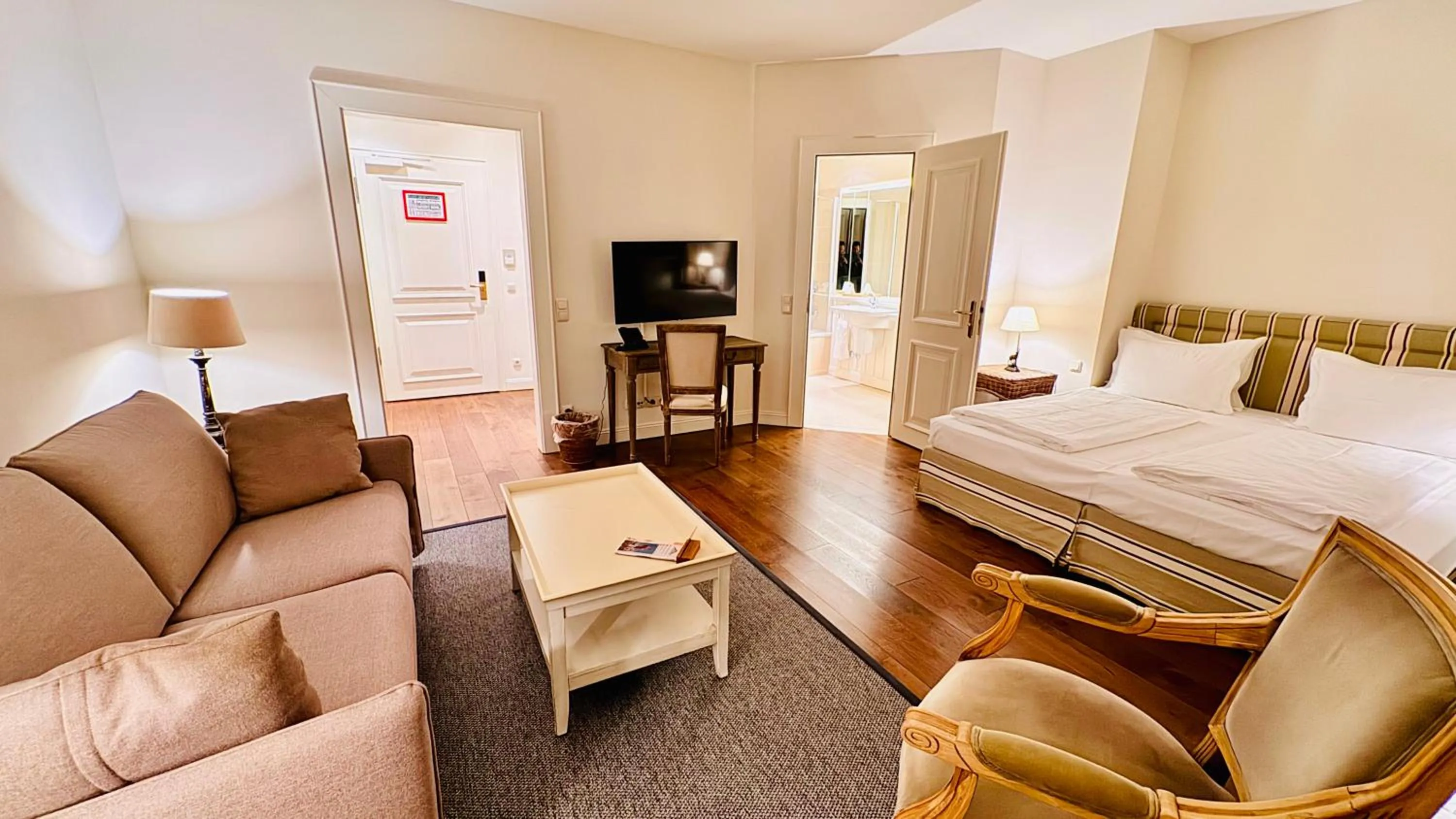 Photo of the whole room, Bed in Golfhotel Schloss Lüdersburg Golf & Spa