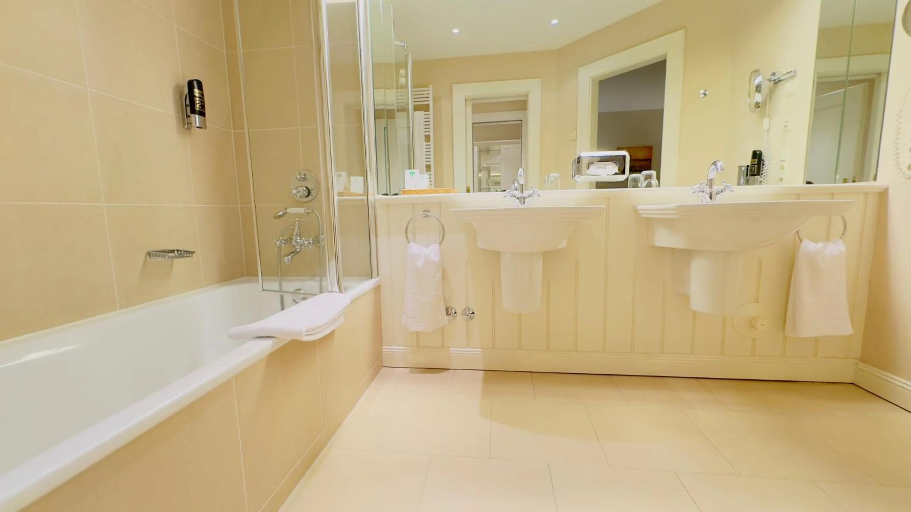 Bathroom in Golfhotel Schloss Lüdersburg Golf & Spa