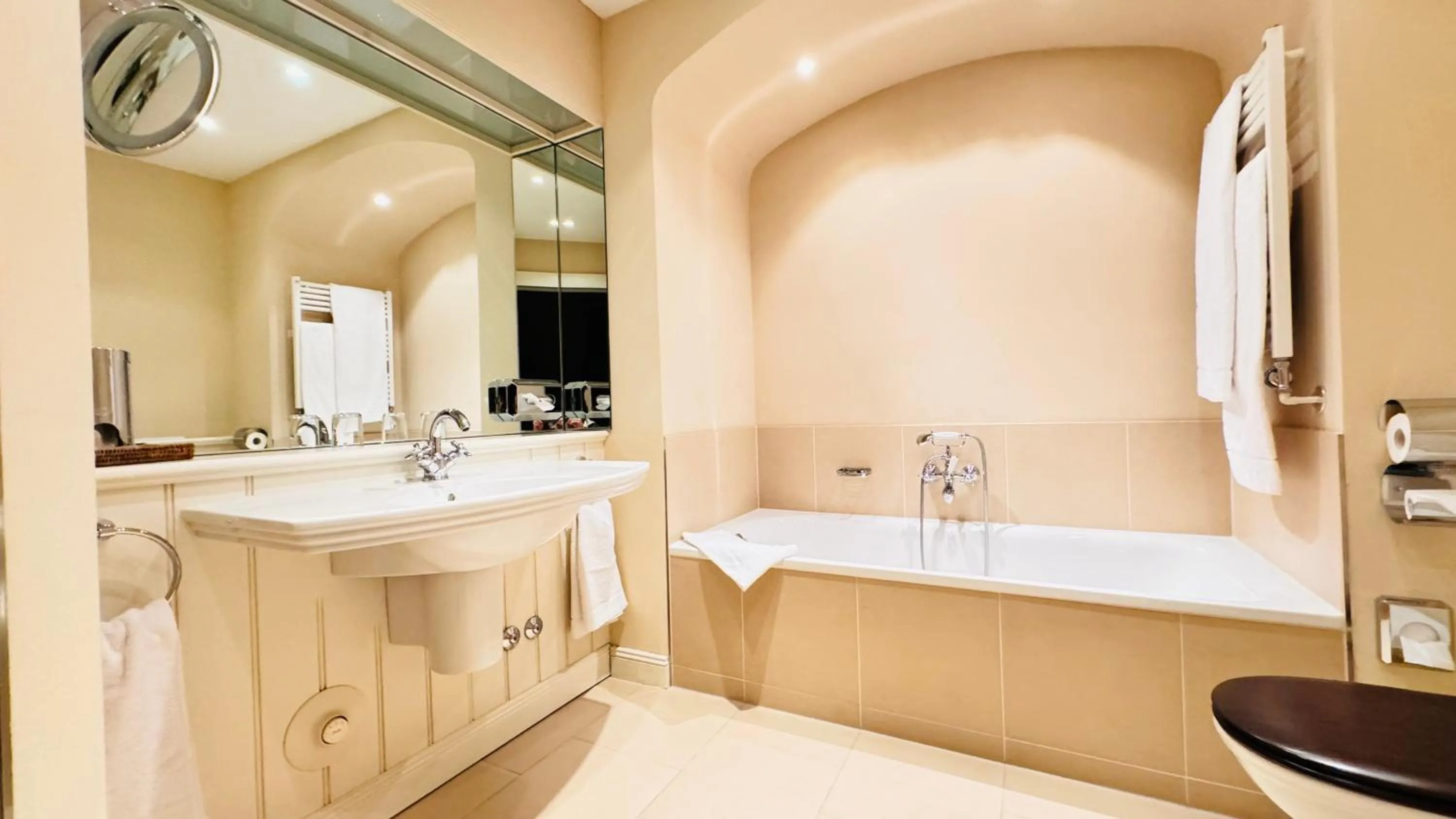 Bathroom in Golfhotel Schloss Lüdersburg Golf & Spa