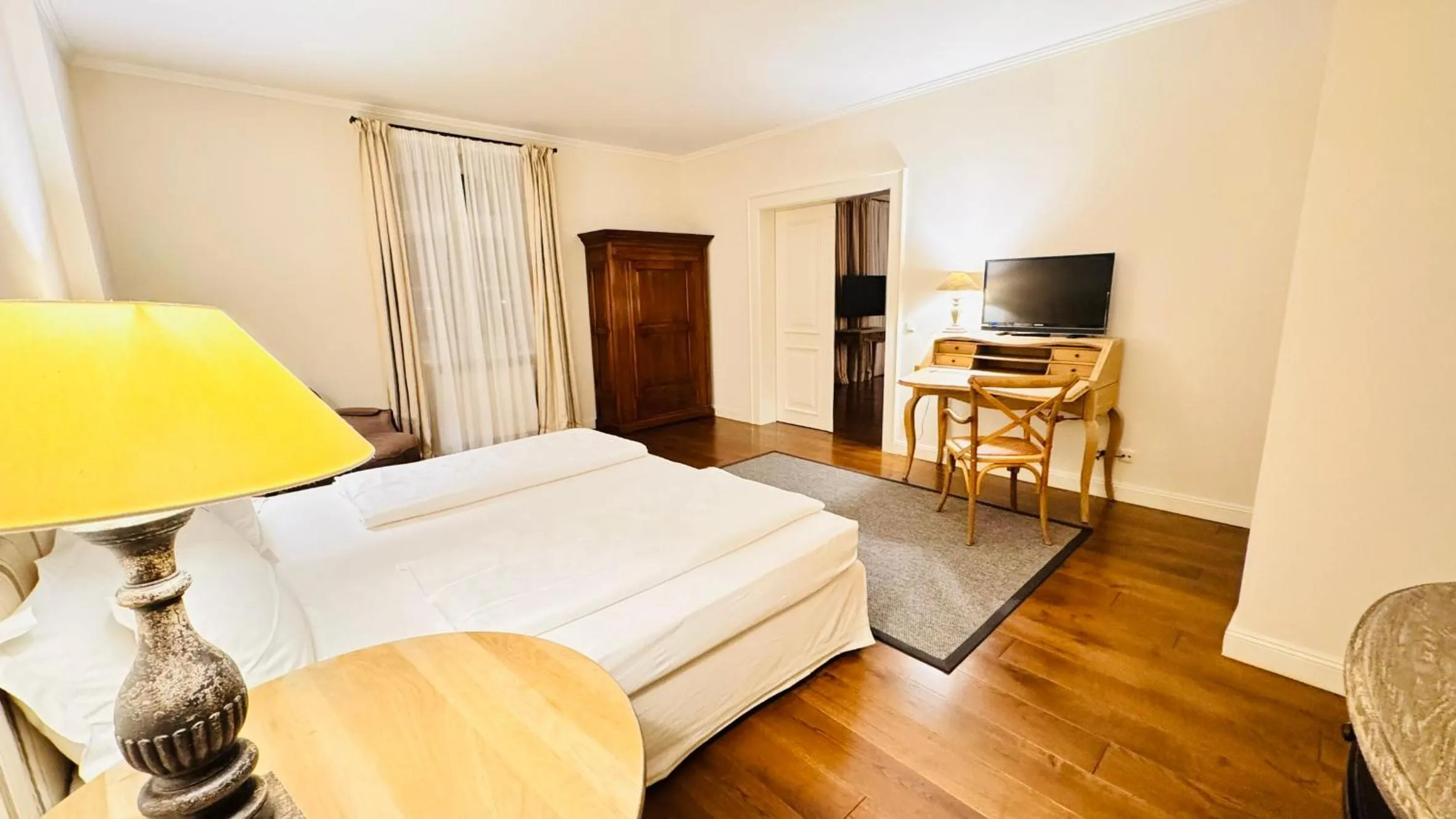 Bedroom, Bed in Golfhotel Schloss Lüdersburg Golf & Spa