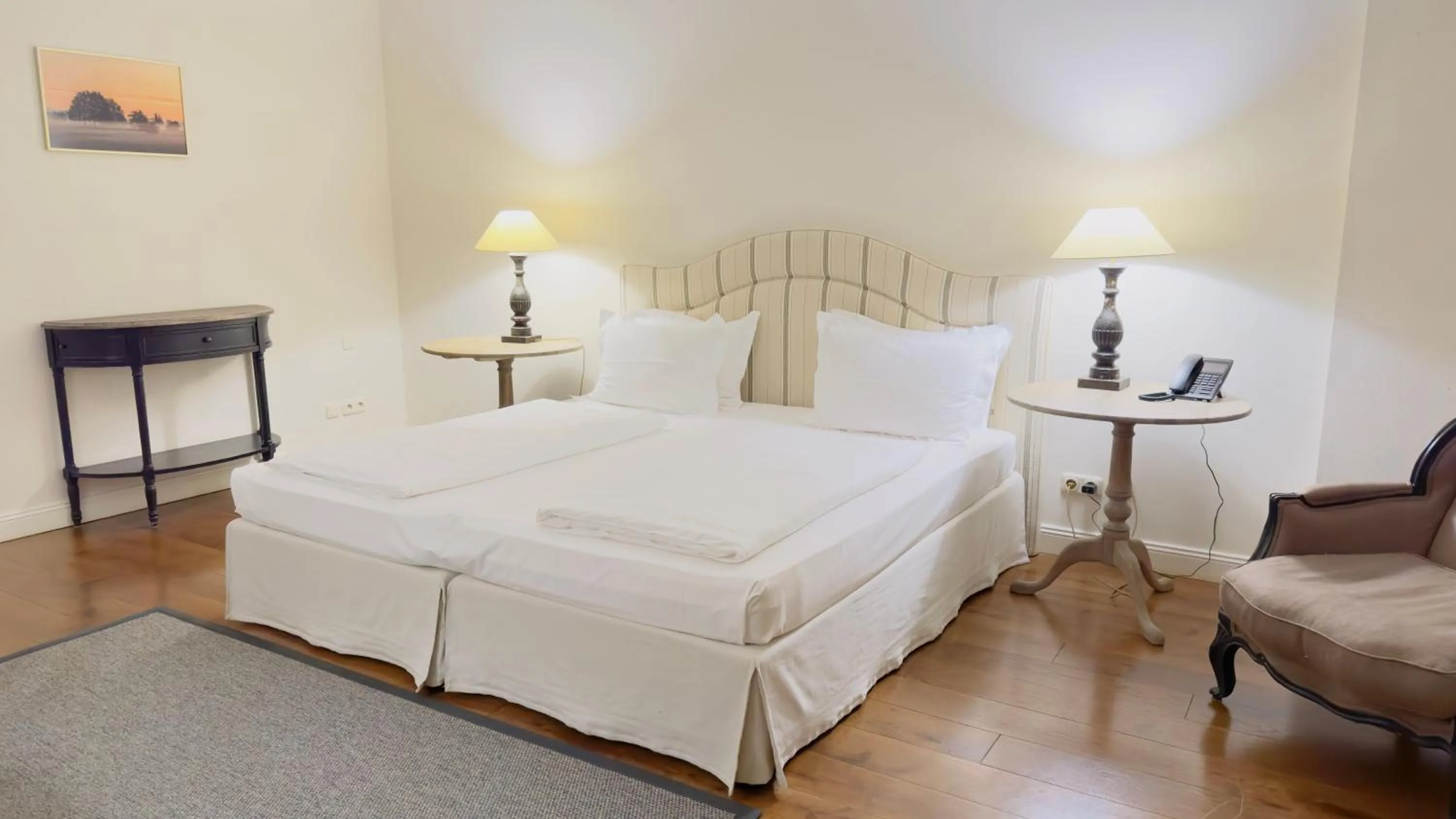 Bedroom, Bed in Golfhotel Schloss Lüdersburg Golf & Spa