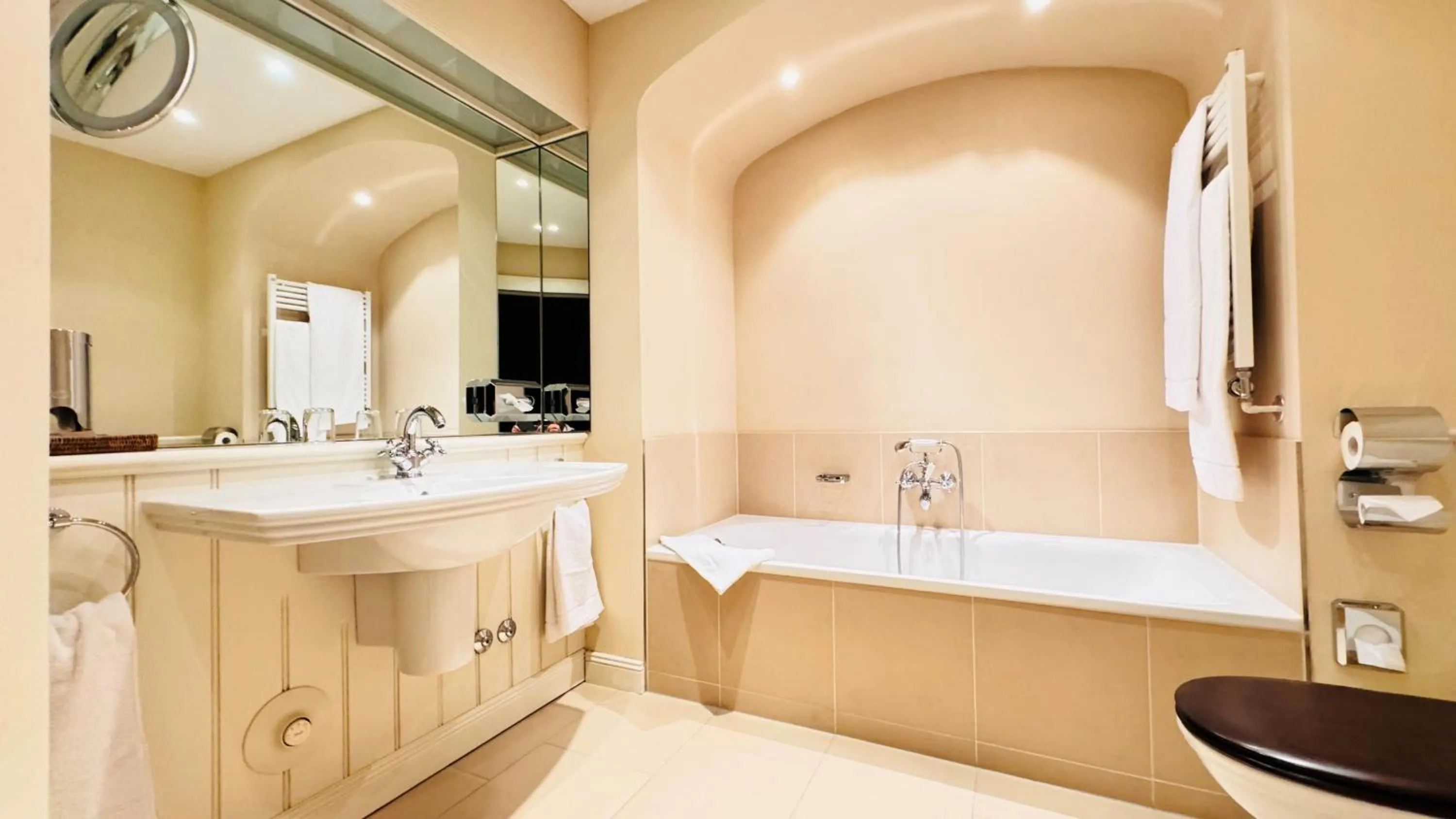 Bathroom in Golfhotel Schloss Lüdersburg Golf & Spa