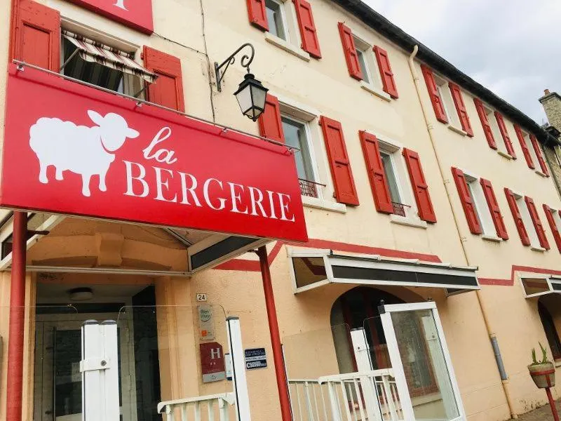 Property building in Hôtel-Restaurant La Bergerie