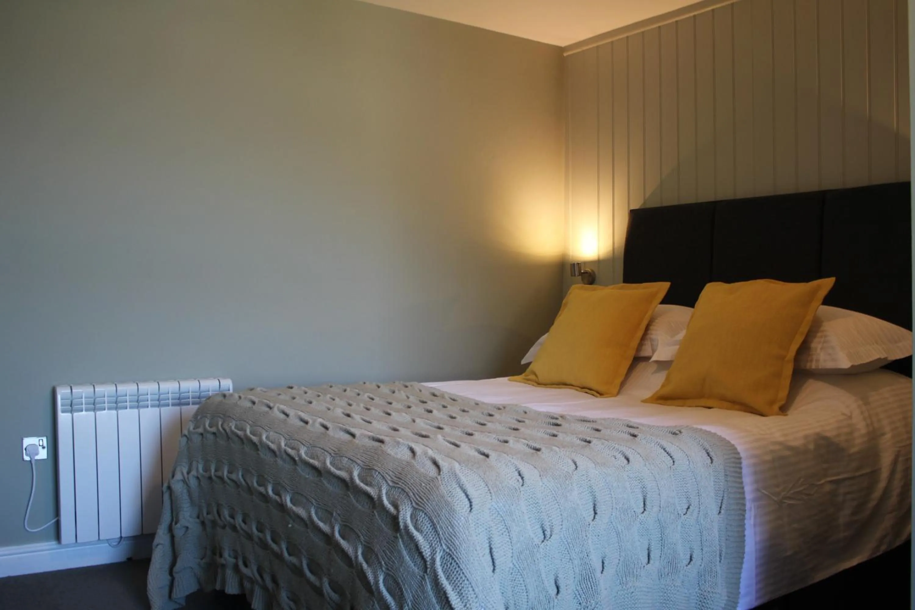 Bedroom, Bed in The Five Pilchards Inn