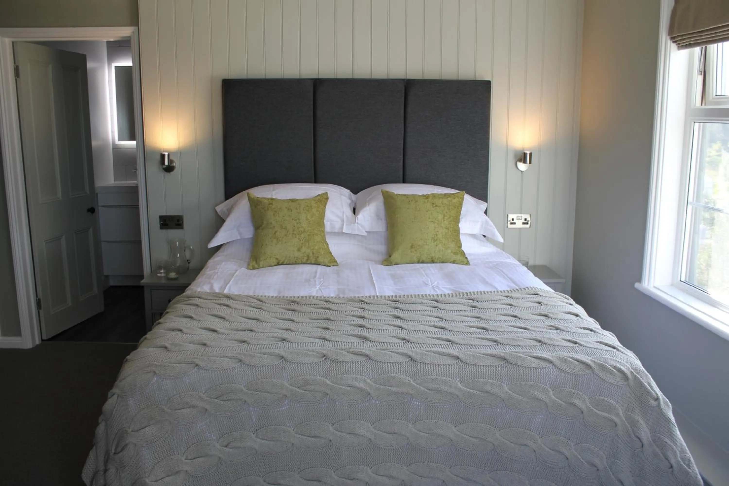 Bedroom, Bed in The Five Pilchards Inn