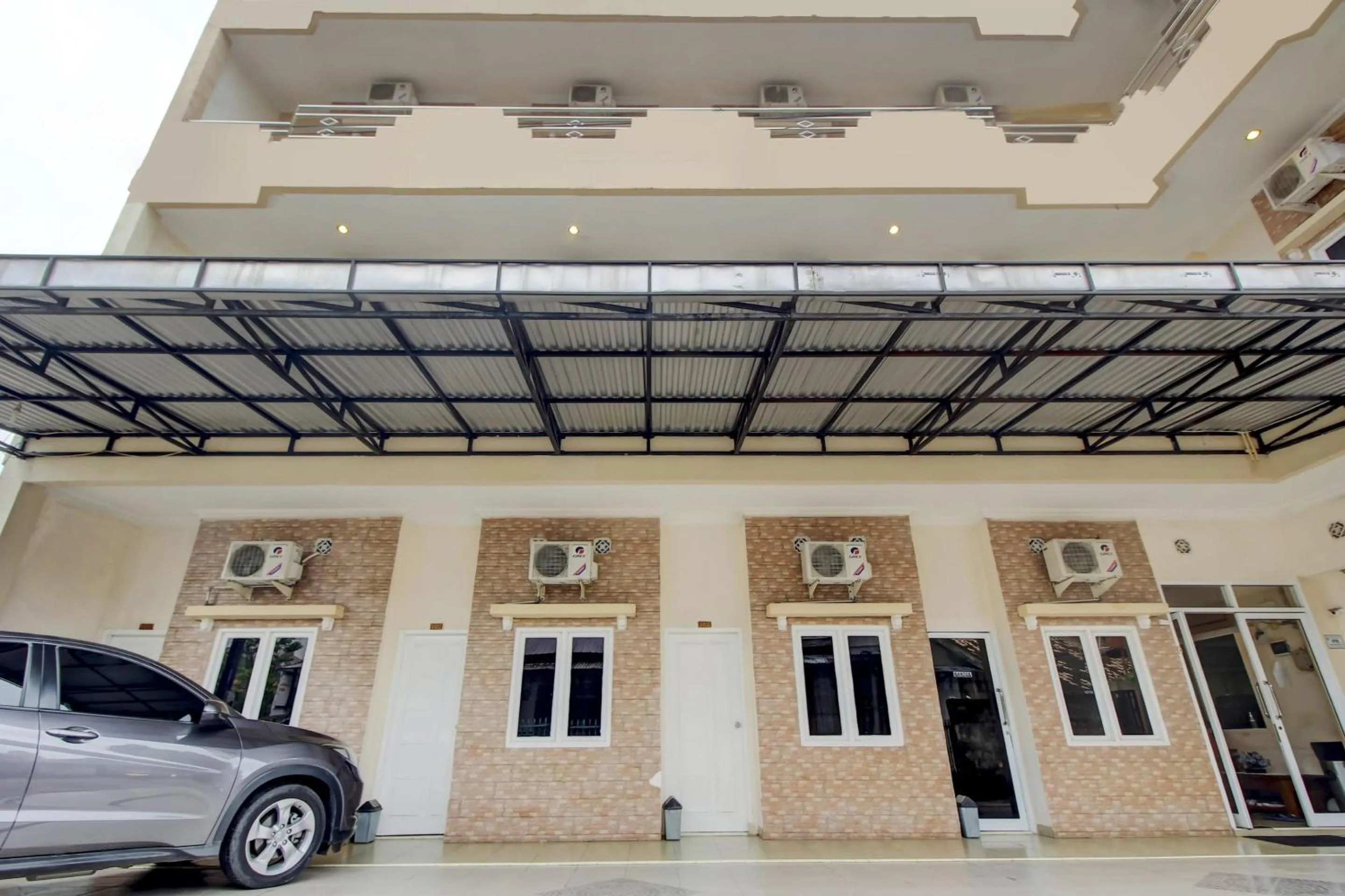 Facade/entrance in OYO Life 3606 Kost Kartini Syariah