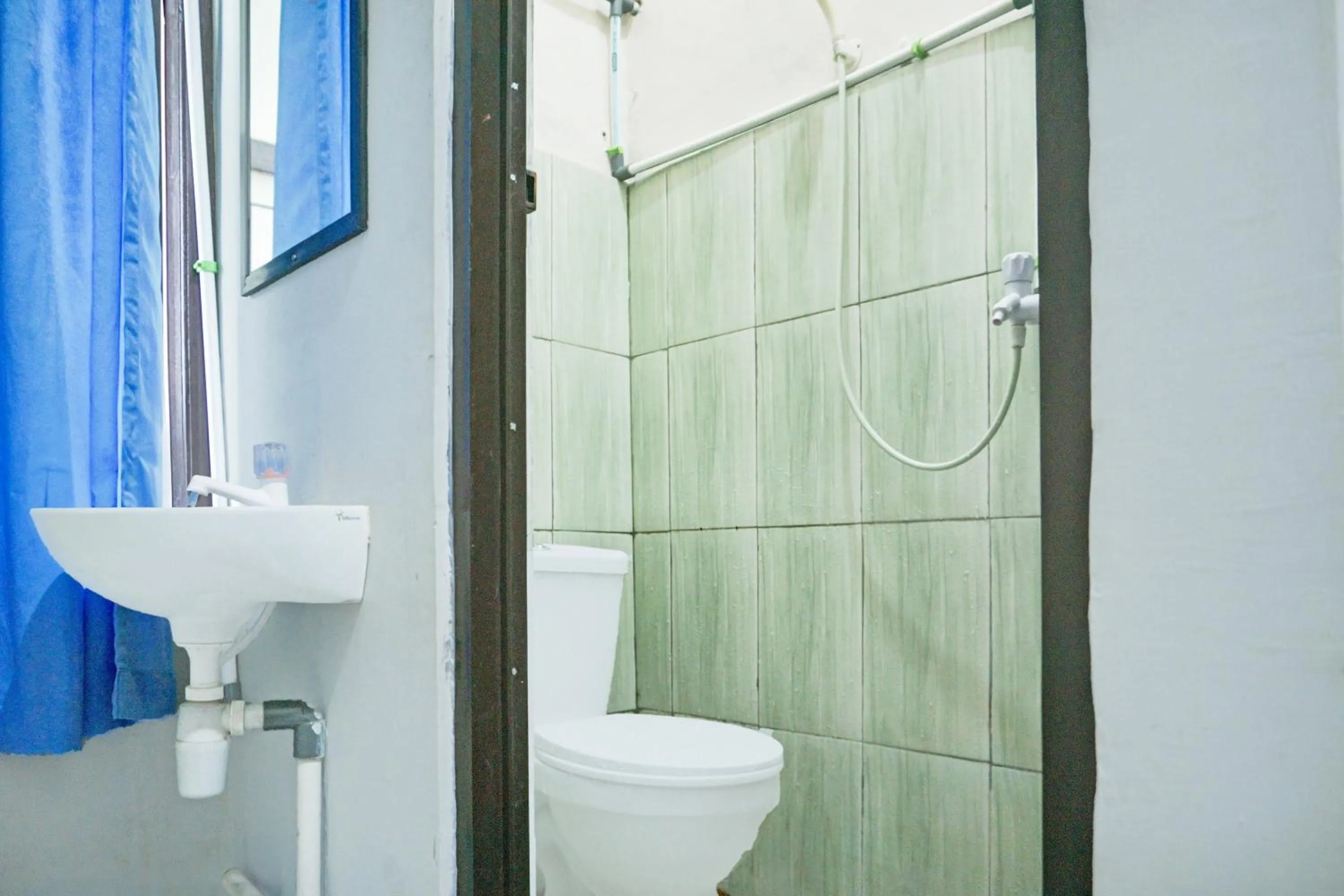 Bathroom in Hotel O Sukarame Near Universitas Islam Negeri Raden Intan Lampun Formerly Hotel Wisma Tri Handayani