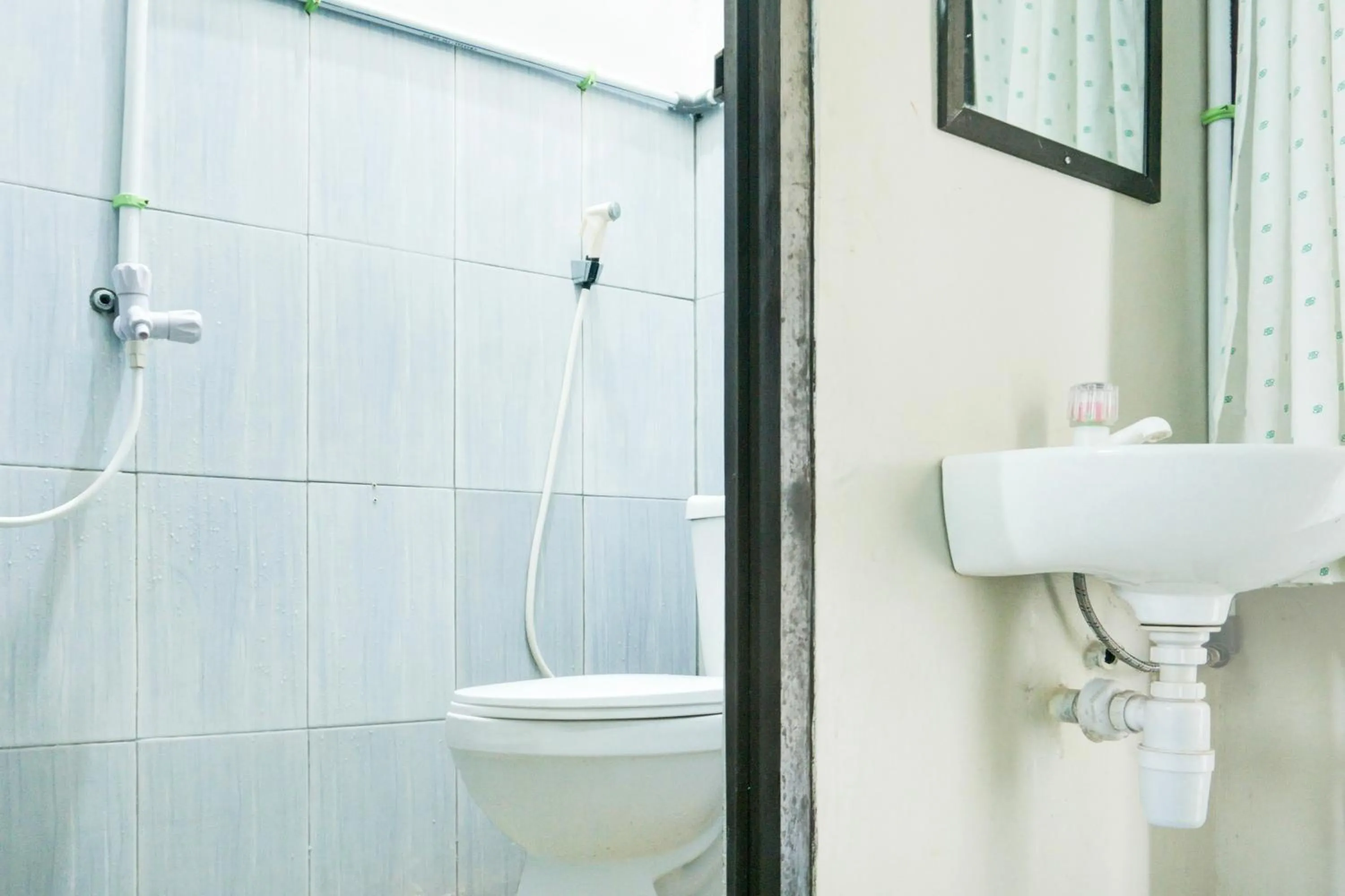 Bathroom in Hotel O Sukarame Near Universitas Islam Negeri Raden Intan Lampun Formerly Hotel Wisma Tri Handayani