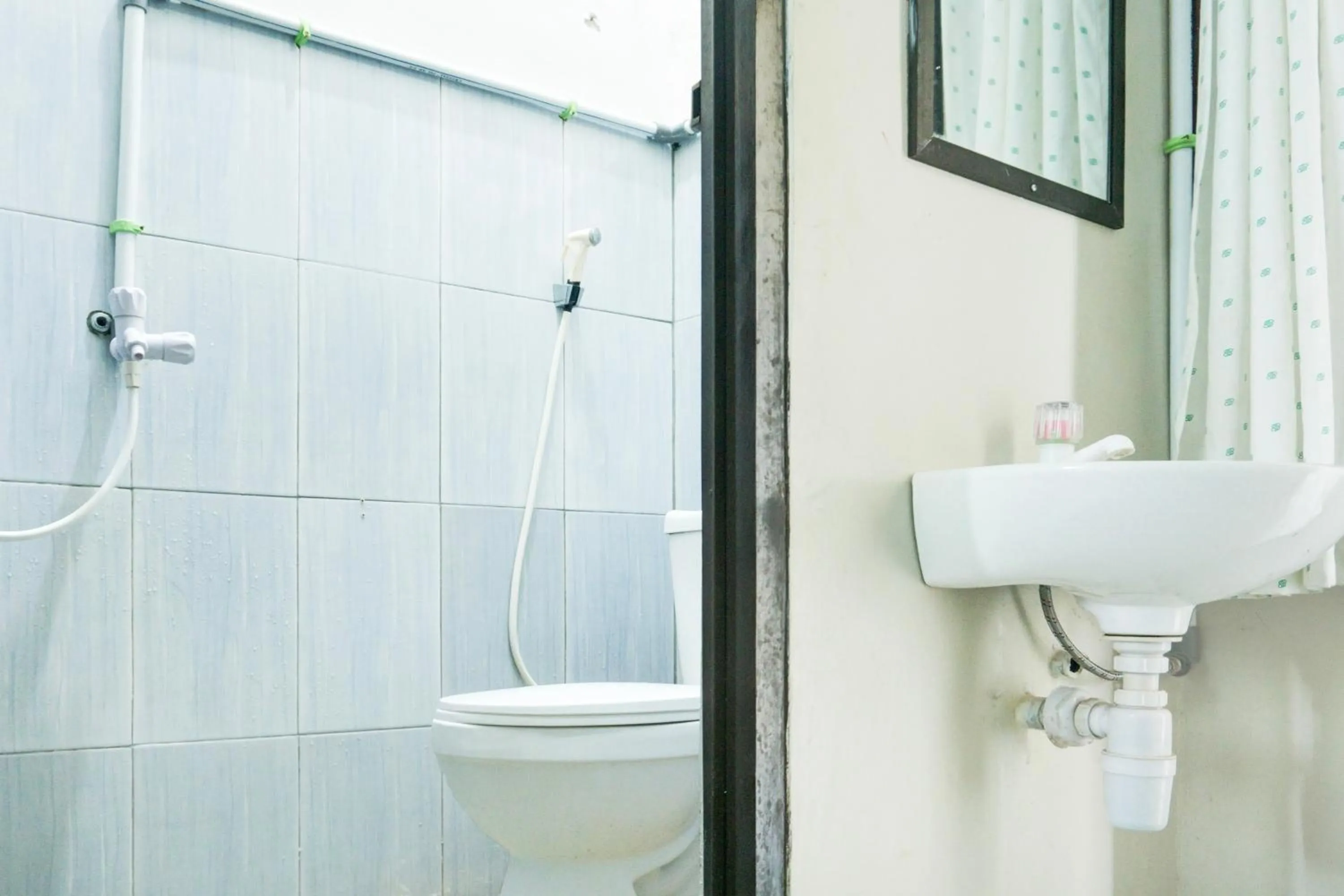 Bathroom in Hotel O Sukarame Near Universitas Islam Negeri Raden Intan Lampun Formerly Hotel Wisma Tri Handayani