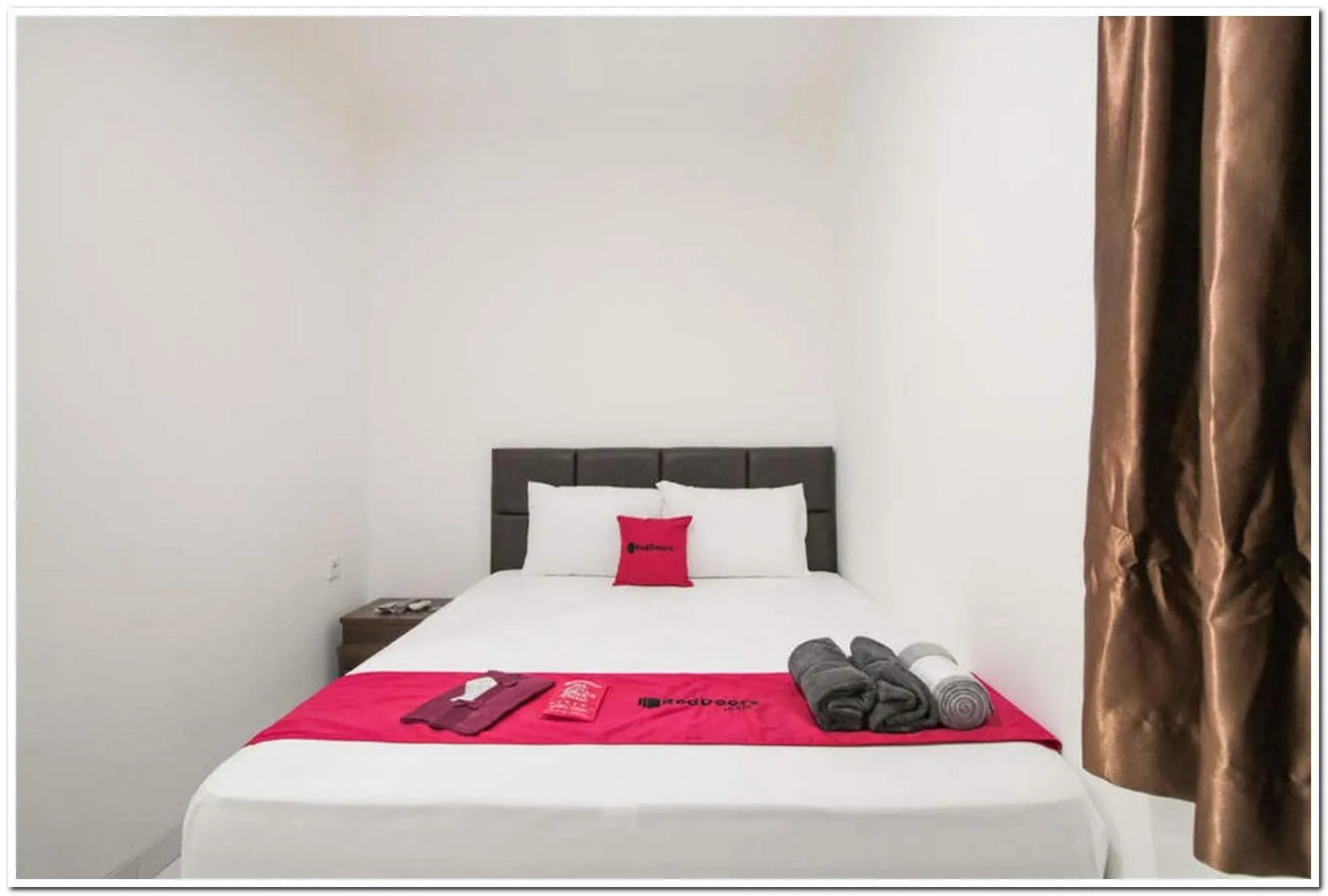 Bed in RedDoorz @ Ruko ITC Roxy Mas