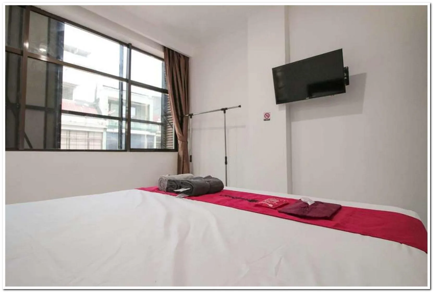 Bed in RedDoorz @ Ruko ITC Roxy Mas