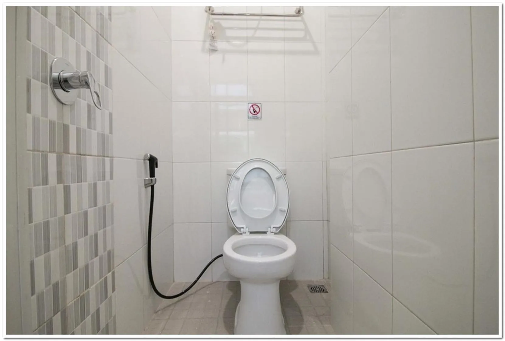 Bathroom in RedDoorz @ Ruko ITC Roxy Mas